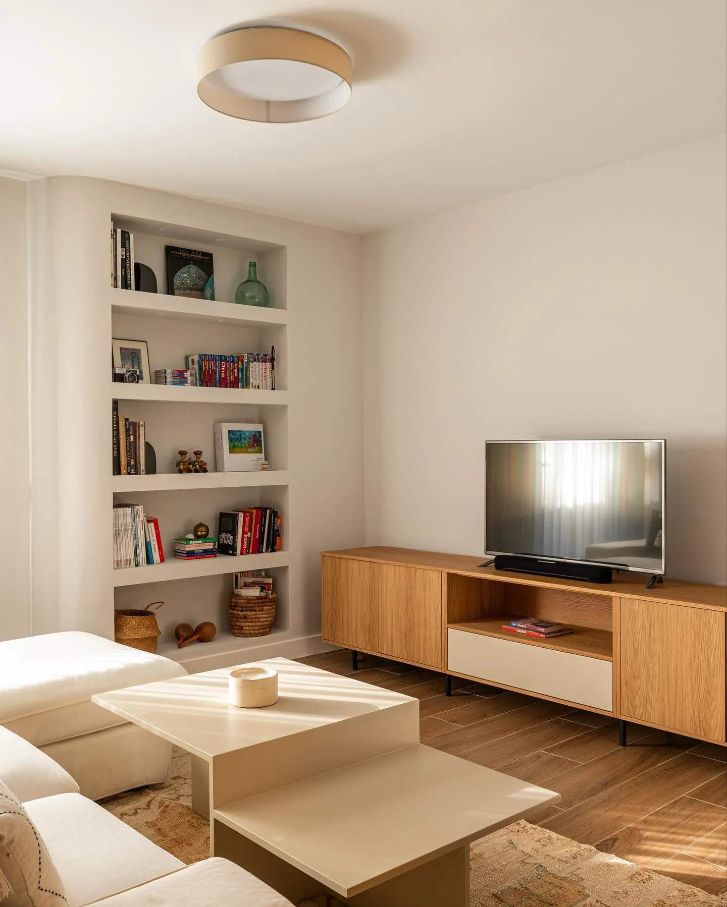 Un sal&oacute;n sencillo y funcional.
Una librer&iacute;a de obra, mueble TV en madera natural y mesa de centro dise&ntilde;ada con diferentes alturas para que resulte c&oacute;moda tanto para adultos como para el peque de la casa.
.
.
.

Dise&ntilde