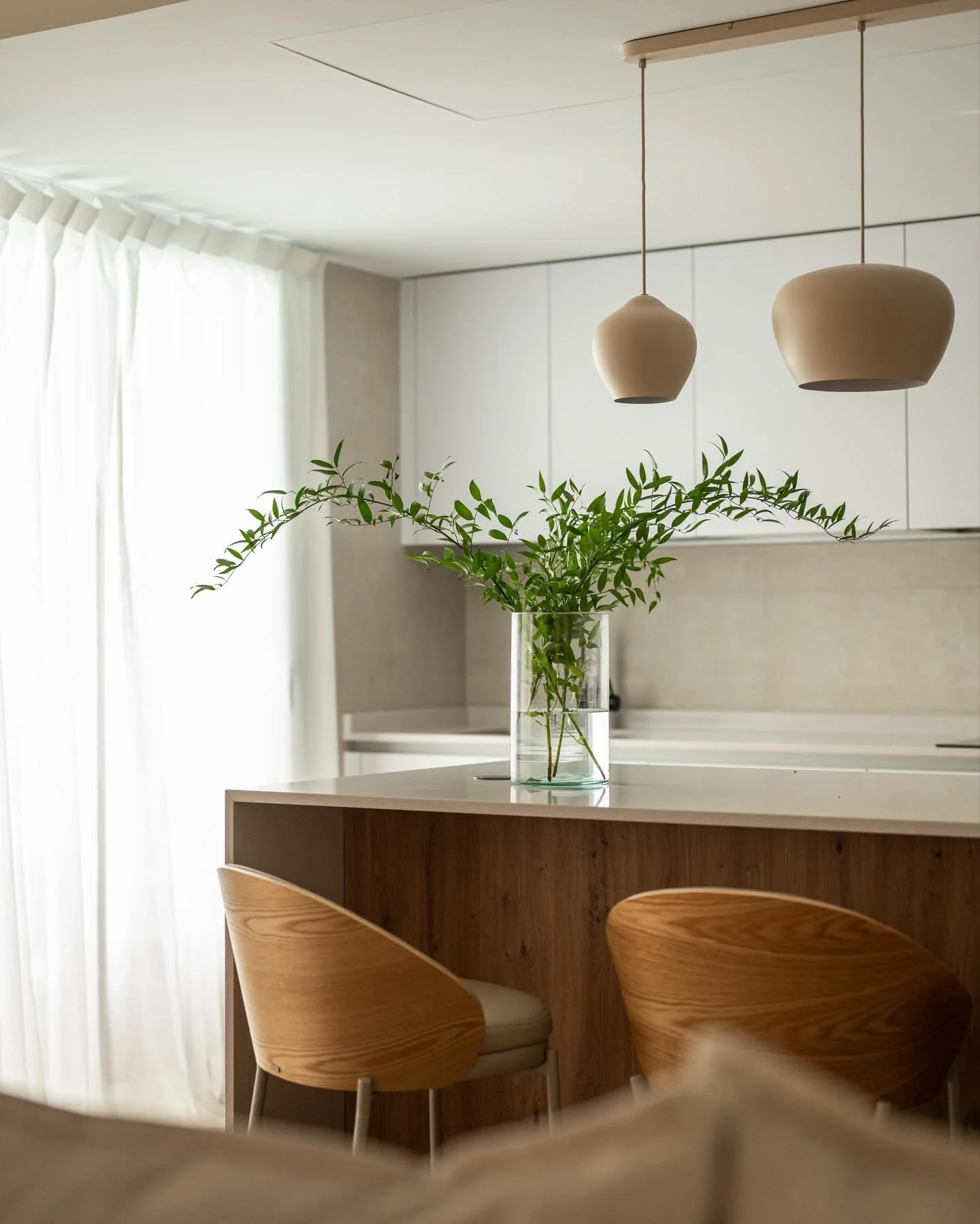 En cocinas abiertas, la isla funciona como divisor y zona de apoyo. Con una buena elecci&oacute;n de iluminaci&oacute;n y taburetes, se convierte en una zona de movimiento, donde realmente se hace vida. 
.
.
.
Dise&ntilde;o @charruaestudio 
Fotografi