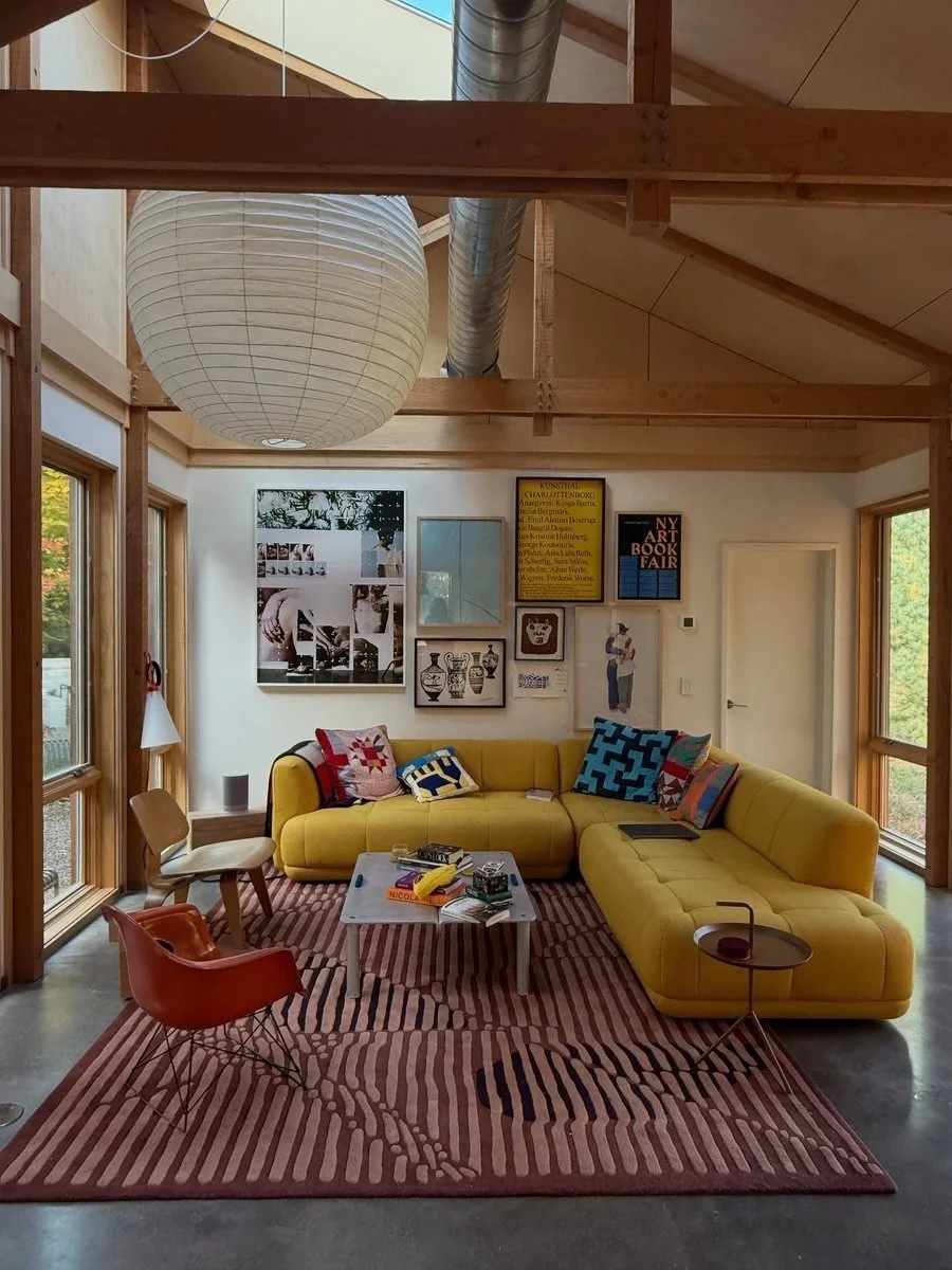 Nos encanta la elecci&oacute;n del sof&aacute;. 
El color y la escala lo convierten en el eje principal de la estancia. Las l&aacute;minas dan identidad y la estructura de madera crea un conjunto perfecto.
.
.
.
@parcelfriends