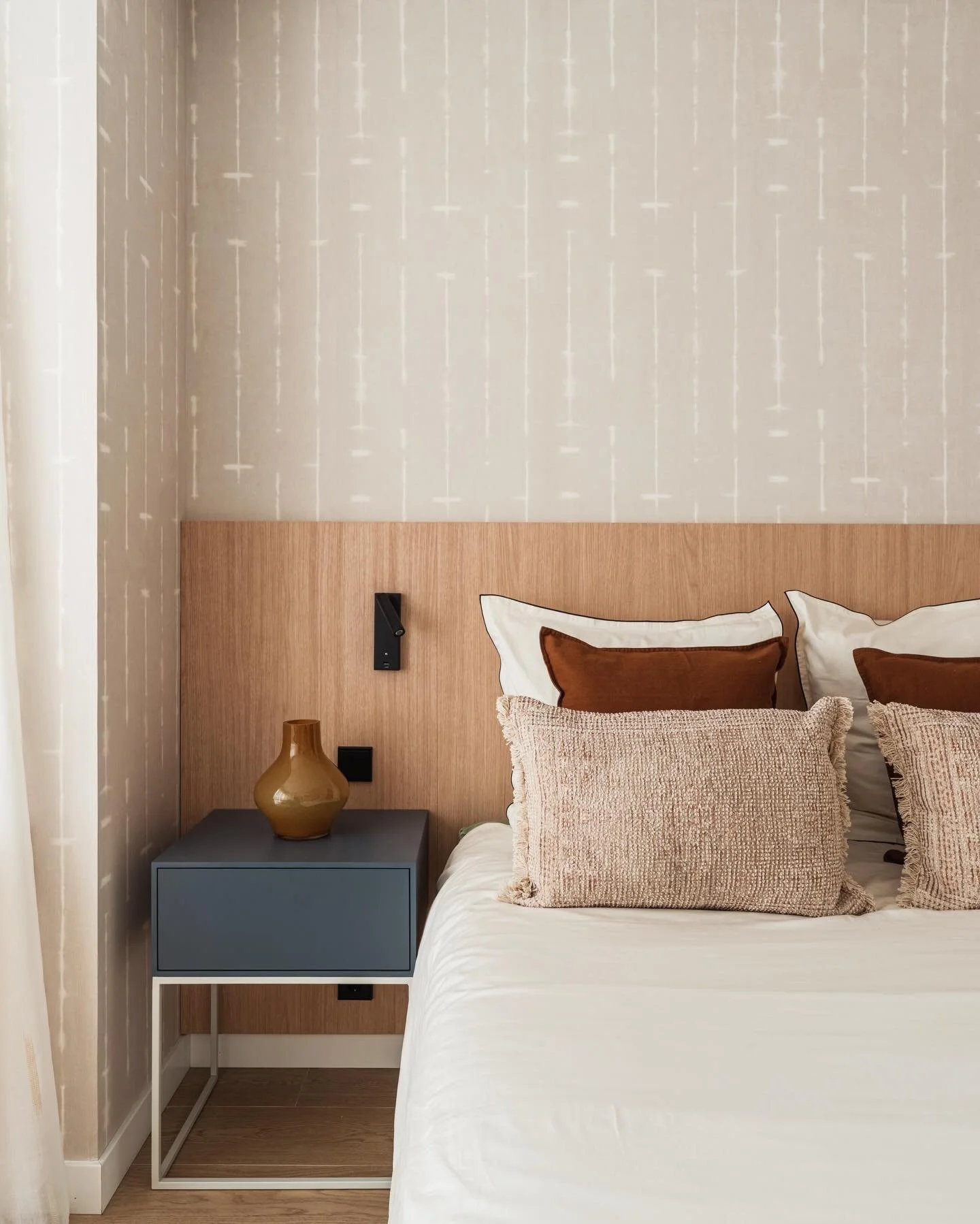 Desliza para ver este antes y despu&eacute;s. 

En un dormitorio, la pared principal del cabecero suele ser la que realmente marca el cambio. 

En este caso, trabajamos en ella revisti&eacute;ndola con un papel de patr&oacute;n org&aacute;nico, inspi