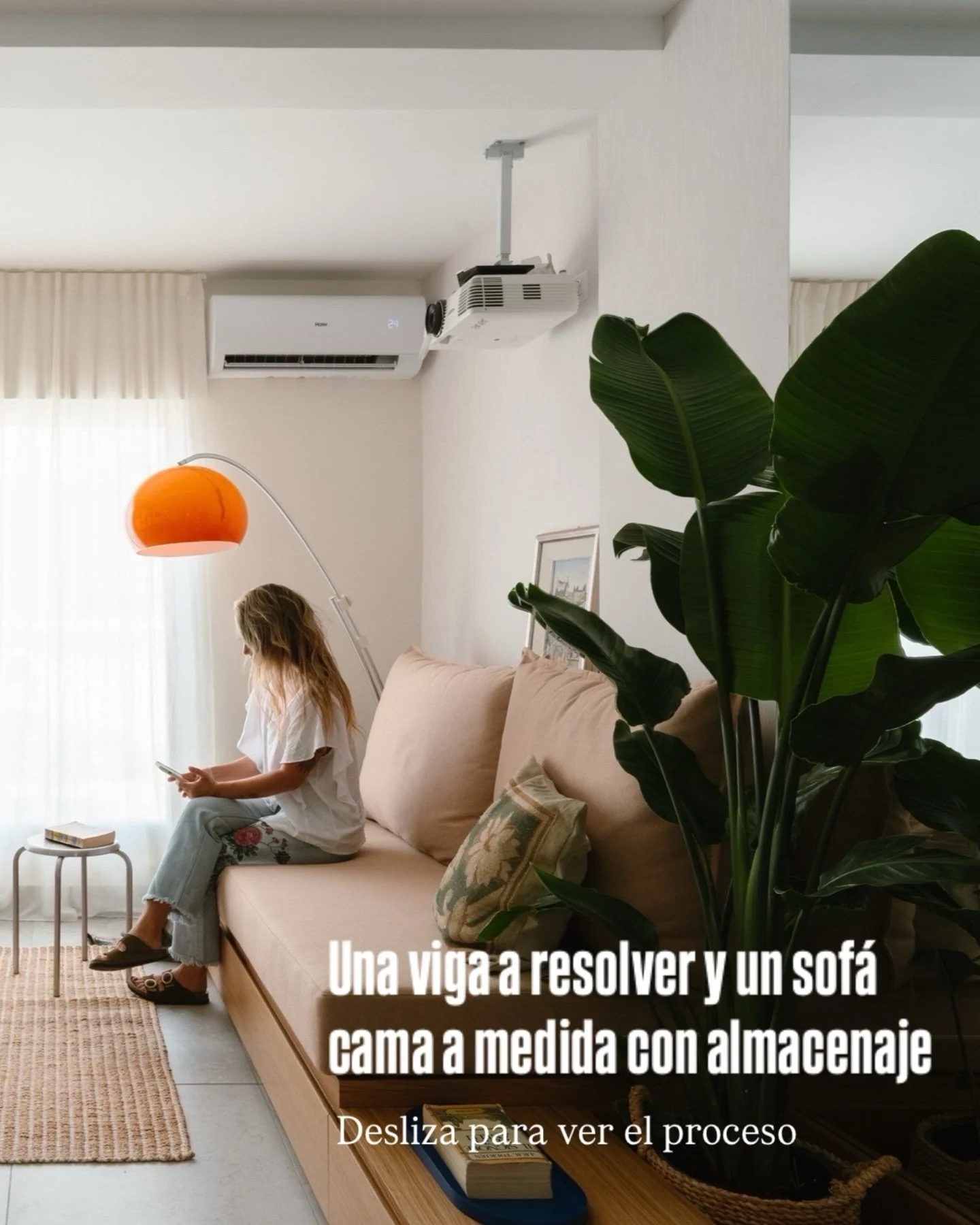 Una viga imped&iacute;a pegar el sof&aacute; a la pared y romp&iacute;a visualmente el sal&oacute;n, dejando huecos dif&iacute;ciles de aprovechar.
Nuestros clientes quer&iacute;an un sof&aacute; cama c&oacute;modo, con personalidad y confortable tam