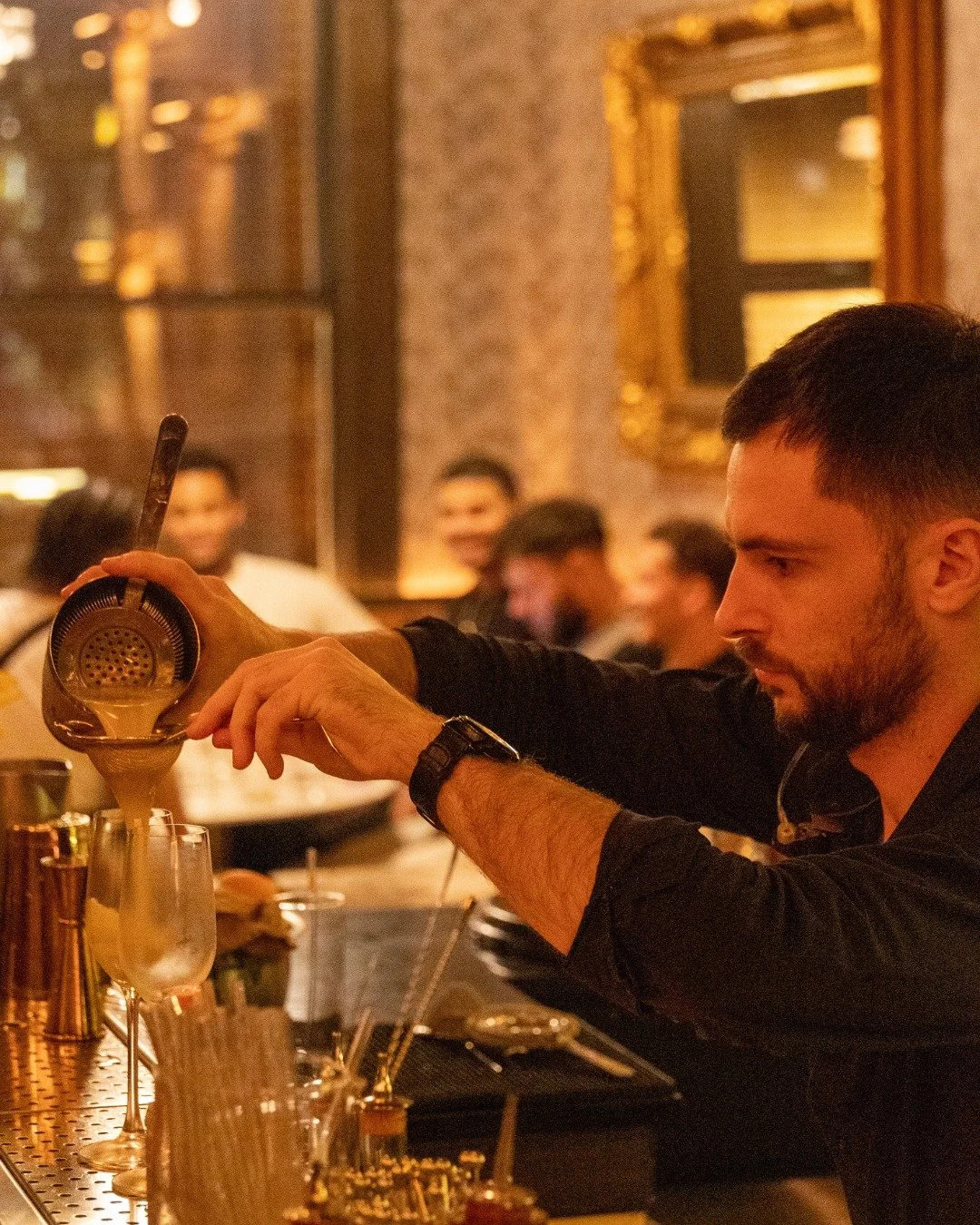Derri&egrave;re le bar, chaque geste compte.

Behind the bar, every move matters.

#Barrelmans #OldMontreal #OldPort #GensduVieux #Cocktails #Tapas #Mixology