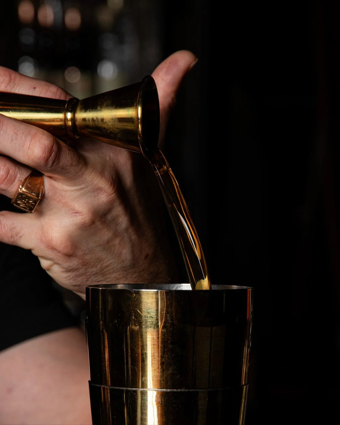 La pr&eacute;cision avant tout &mdash; c&rsquo;est l&agrave; que tout commence.

Precision first &mdash; that&rsquo;s where it all begins.

#Barrelmans #OldMontreal #OldPort #GensduVieux #Cocktails #Tapas #Mixology