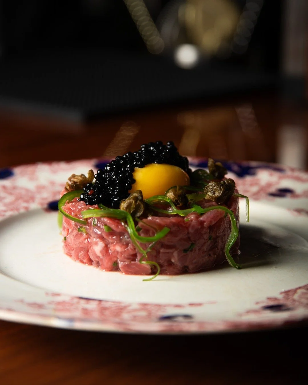 Le tartare comme il se doit &mdash; frais, &eacute;quilibr&eacute;, sans compromis.

Tartare done right &mdash; fresh, balanced, uncompromising.

#Barrelmans #OldMontreal #OldPort #GensduVieux #Cocktails #Tapas #Mixology