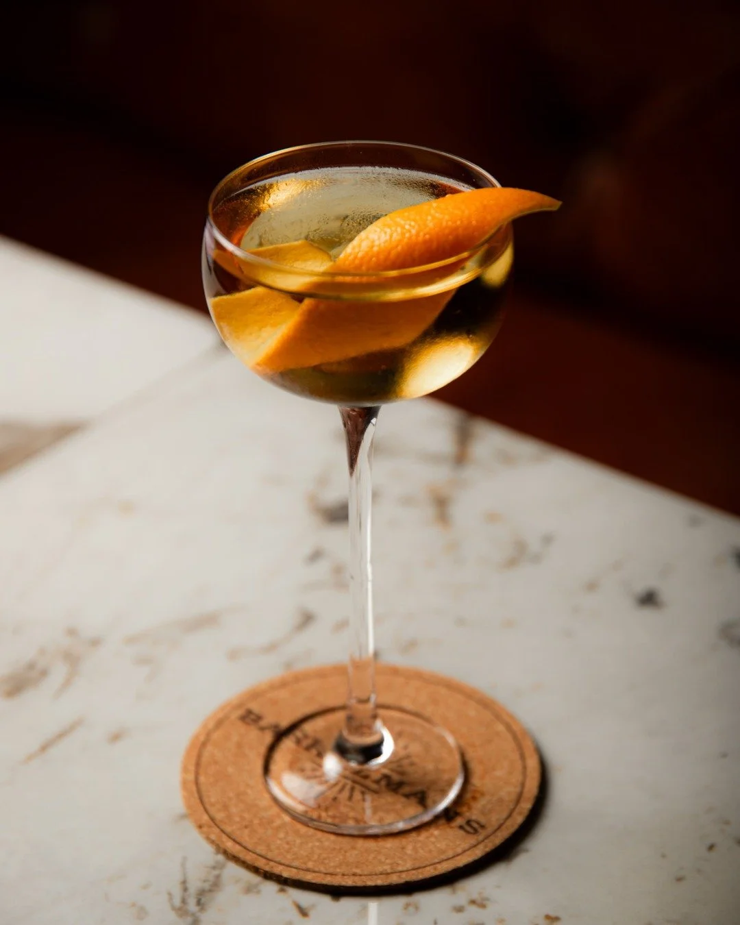 Un zeste d&rsquo;agrumes et toute une ambiance.

A twist of citrus and an entire mood.

#Barrelmans #OldMontreal #OldPort #GensduVieux #Cocktails #Tapas #Mixology