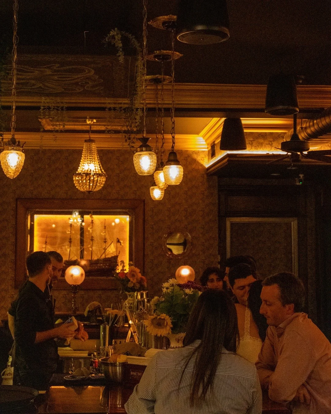 L&rsquo;&eacute;nergie du bar, les verres qui s&rsquo;entrechoquent, et vous au centre de tout.

The buzz of the bar, glasses clinking, and you right in the middle of it all.

#Barrelmans #OldMontreal #OldPort #GensduVieux #Cocktails #Tapas #Mixology