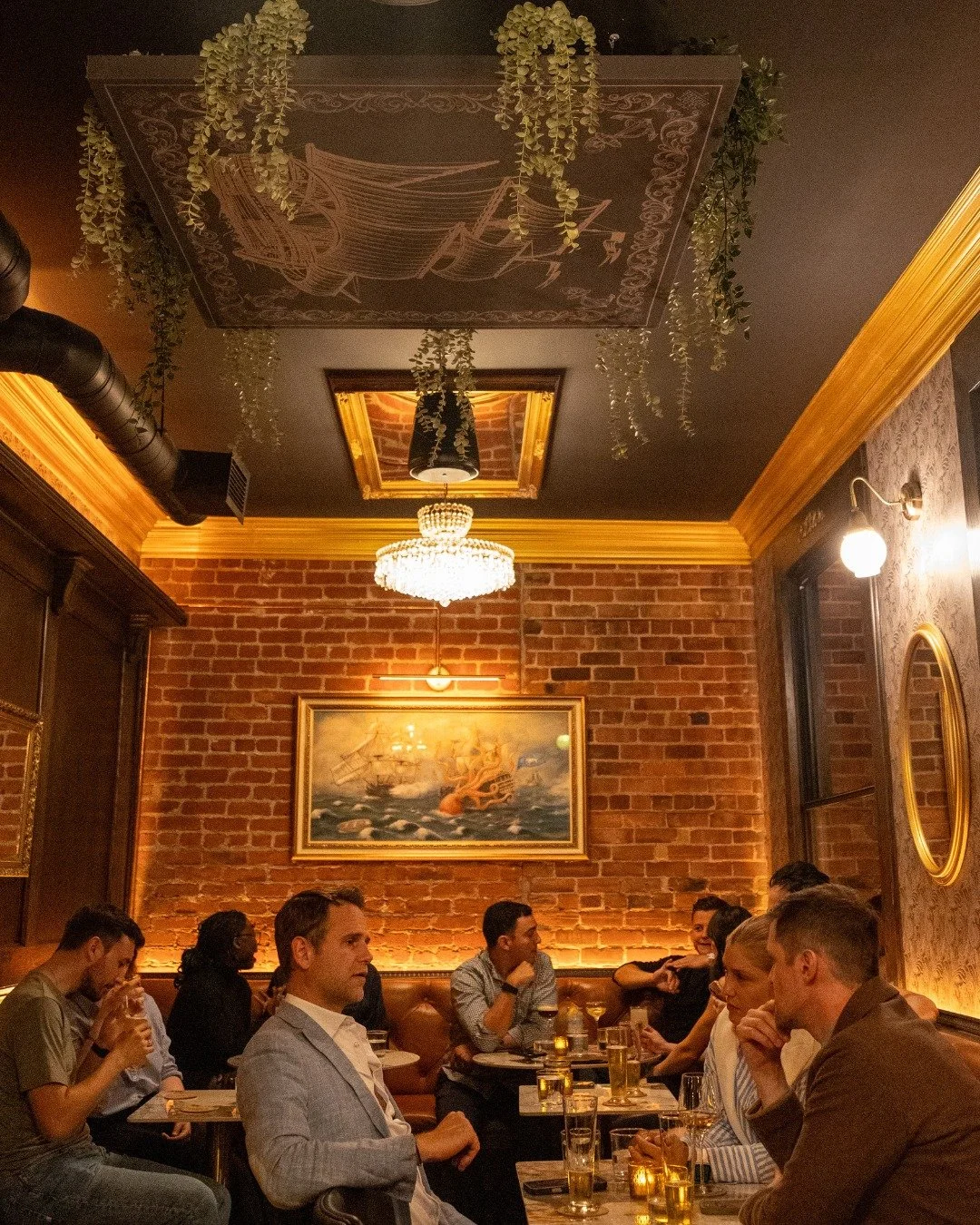 Les soirs o&ugrave; tout le monde veut &ecirc;tre ici.

The kind of night when everyone wants to be here.

#Barrelmans #OldMontreal #OldPort #GensduVieux #Cocktails #Tapas #Mixology