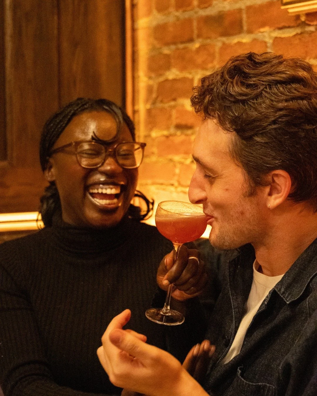 Les meilleures conversations commencent toujours autour d&rsquo;un cocktail.

The best conversations always start over cocktails.

#Barrelmans #OldMontreal #OldPort #GensduVieux #Cocktails #Tapas #Mixology