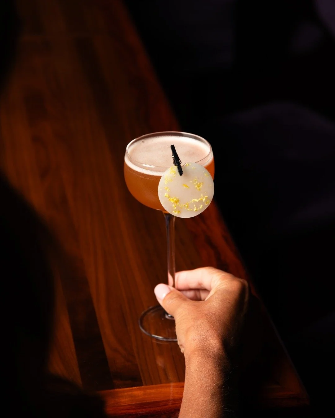 Un verre &agrave; la fois, la soir&eacute;e s&rsquo;installe.

One glass at a time, the night settles in.

#Barrelmans #OldMontreal #OldPort #GensduVieux #Cocktails #Tapas #Mixology