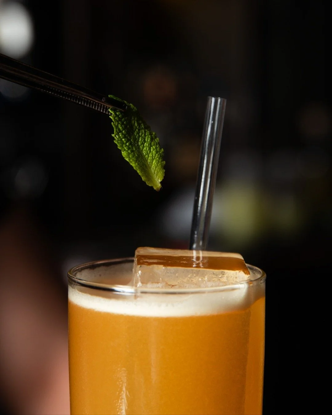 La touche finale fait toute la diff&eacute;rence.

The final touch makes all the difference.

#Barrelmans #OldMontreal #OldPort #GensduVieux #Cocktails #Tapas #Mixology