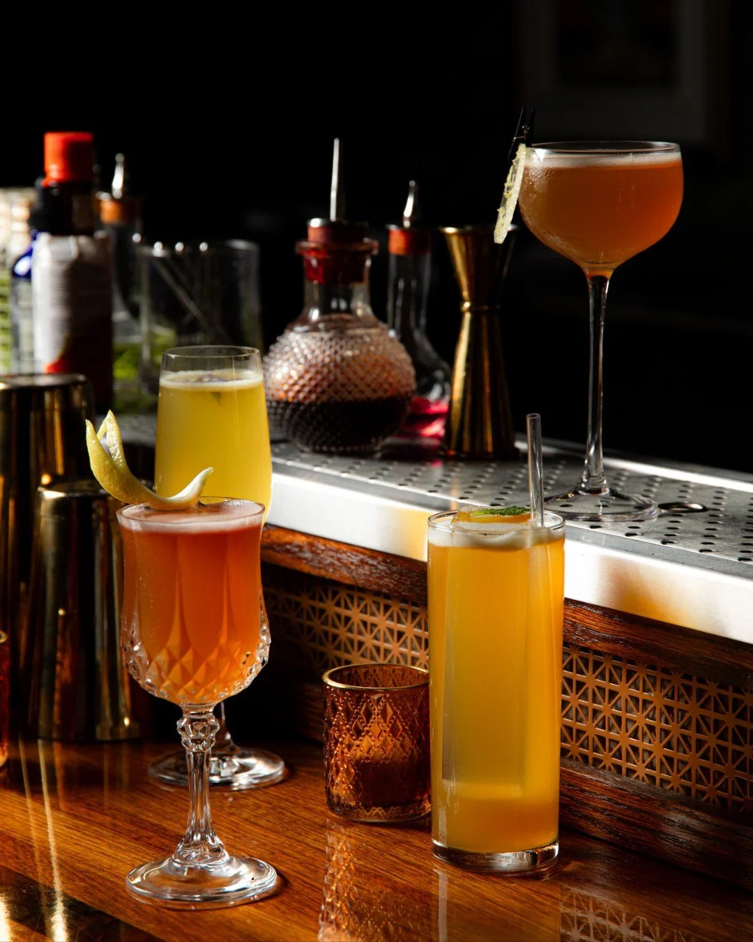 Classiques, signatures, et coups de c&oelig;ur &mdash; il y a toujours un verre pour vous.

Classics, signatures, and favourites &mdash; there&rsquo;s always a drink for you.

#Barrelmans #OldMontreal #OldPort #GensduVieux #Cocktails #Tapas #Mixology