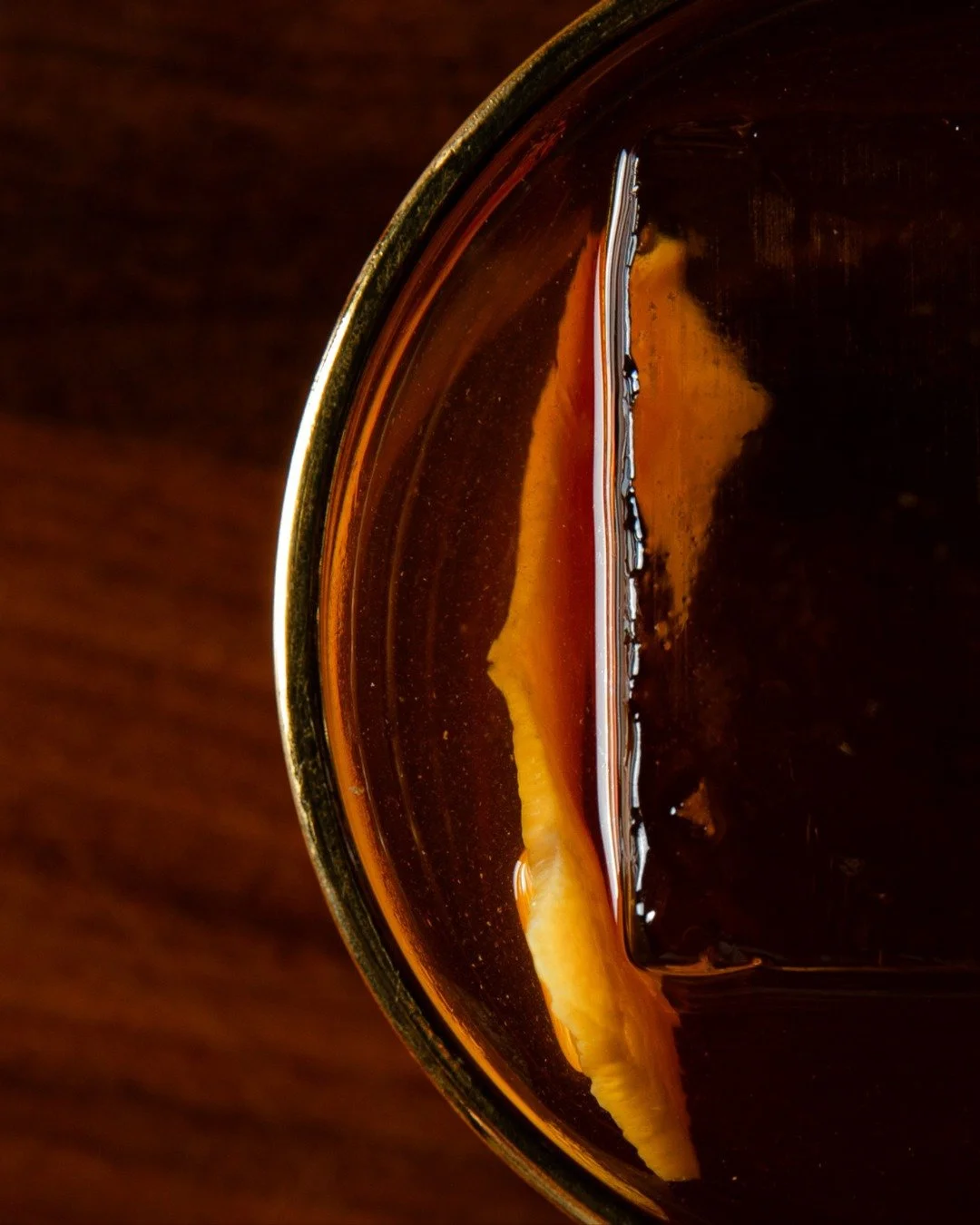 Un verre qui se remarque sans en faire trop.

A drink that stands out without trying.

#Barrelmans #OldMontreal #OldPort #GensduVieux #Cocktails #Tapas #Mixology