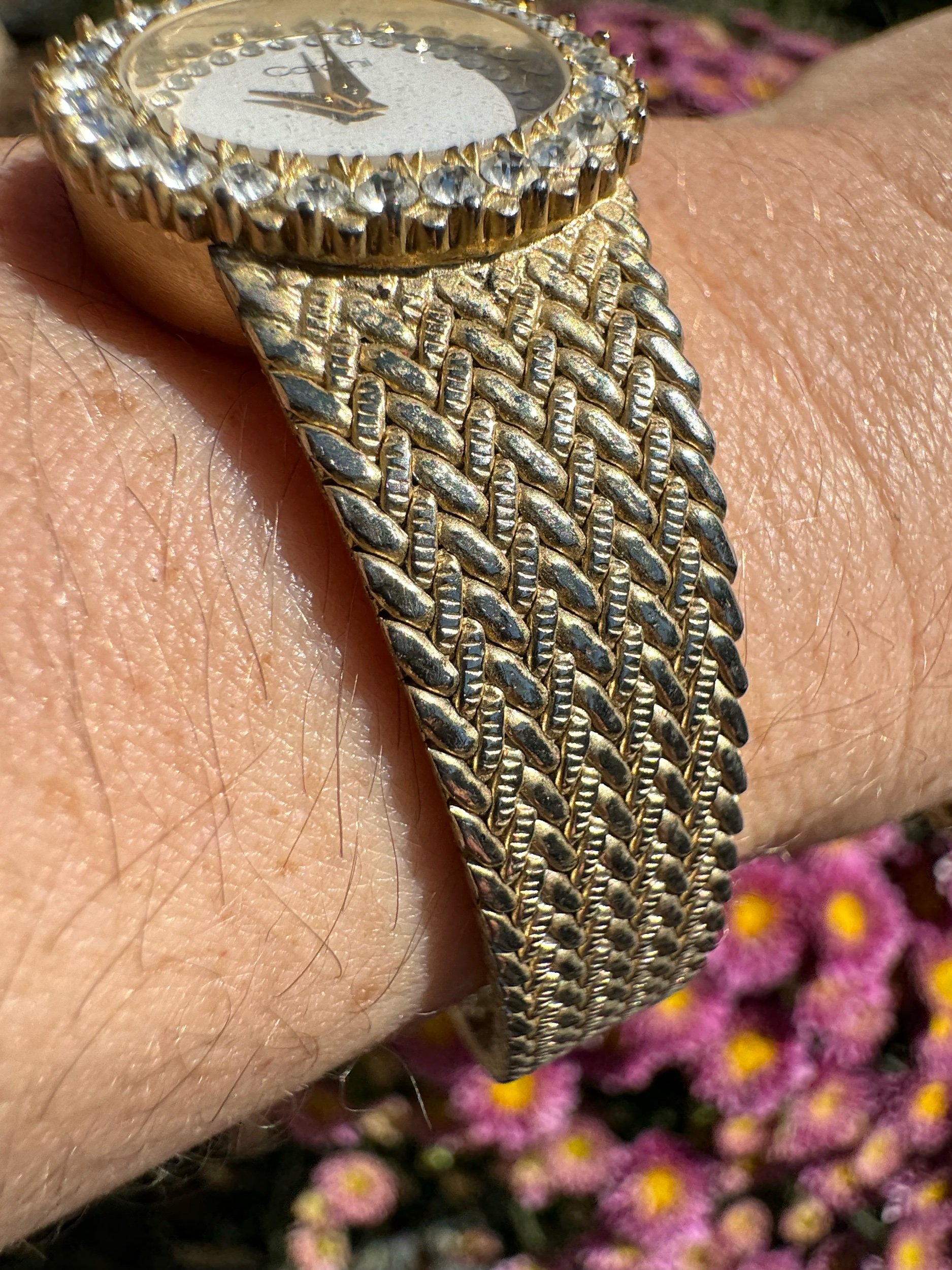 Side view of gold Cardini watch case, highlighting the elegant mid-century design