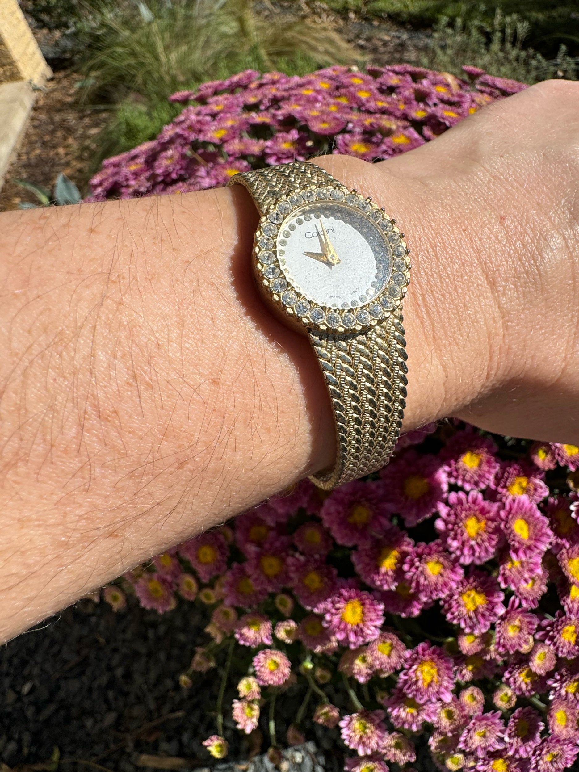 Side view of gold Cardini watch case, highlighting the elegant mid-century design