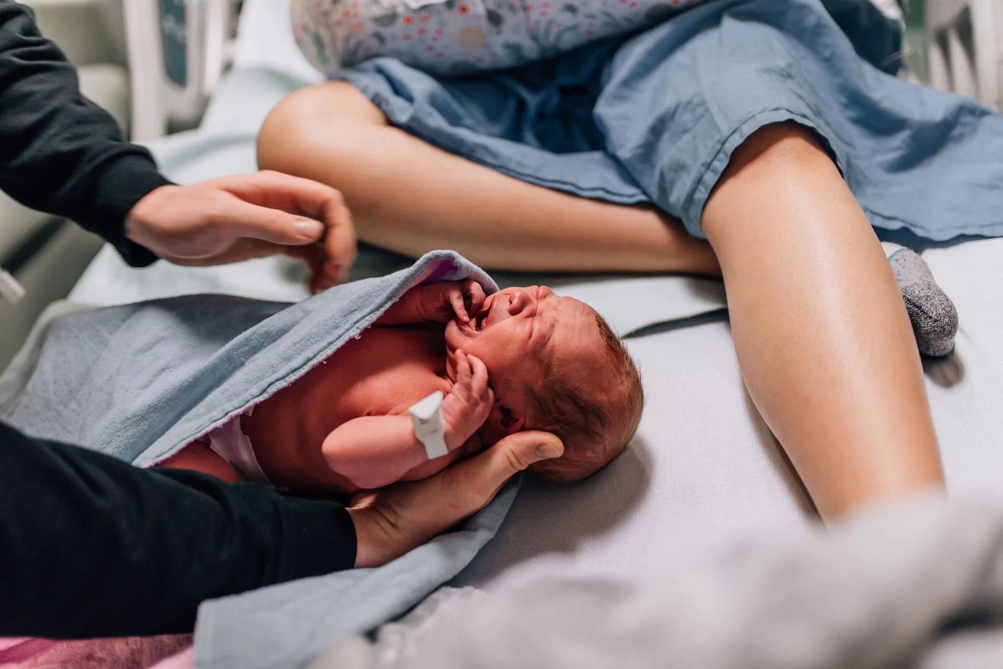 Expectant parents reviewing Carrot Fertility benefits for doula coverage.