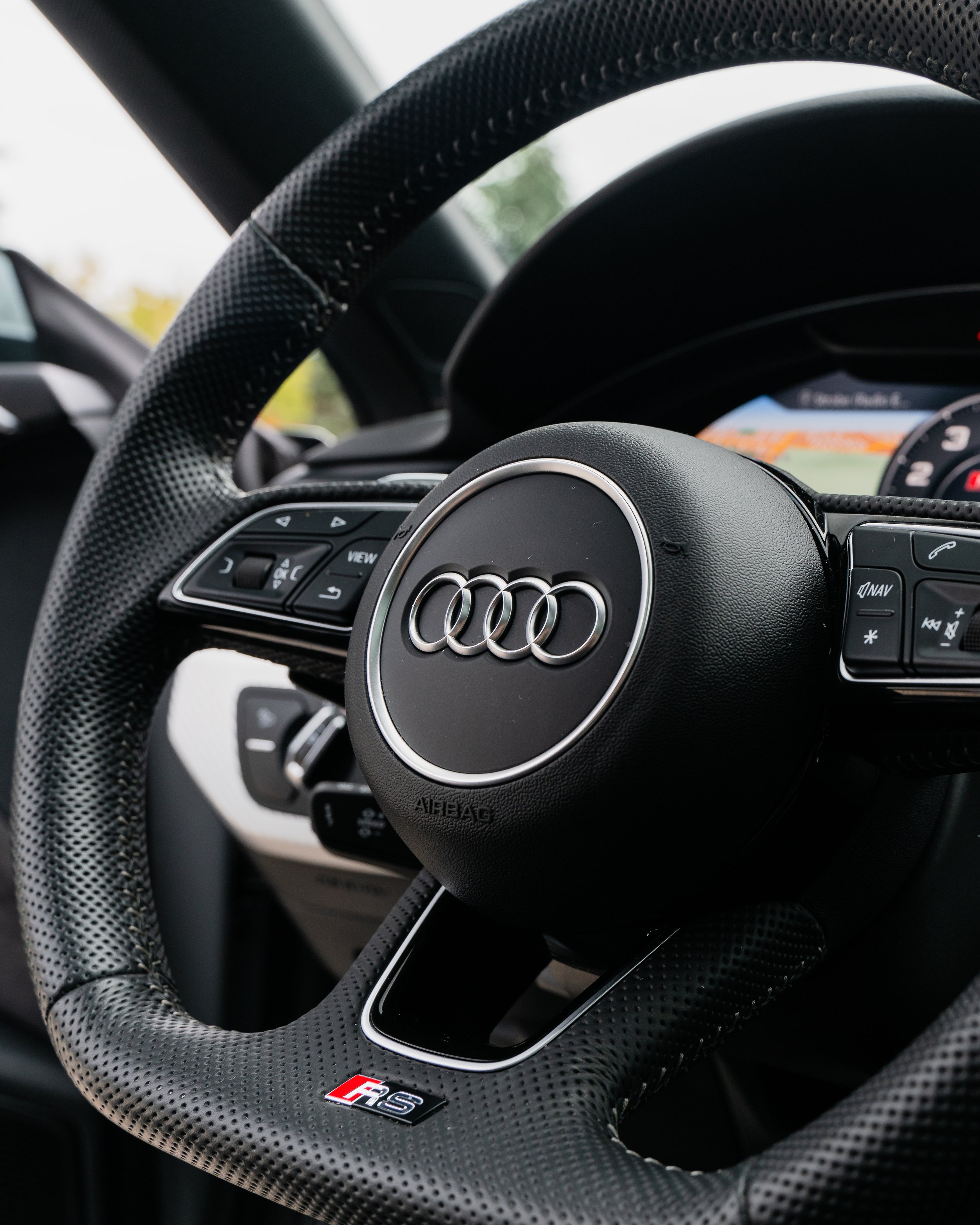 Interior - Airbag Logo - 4x5.jpg