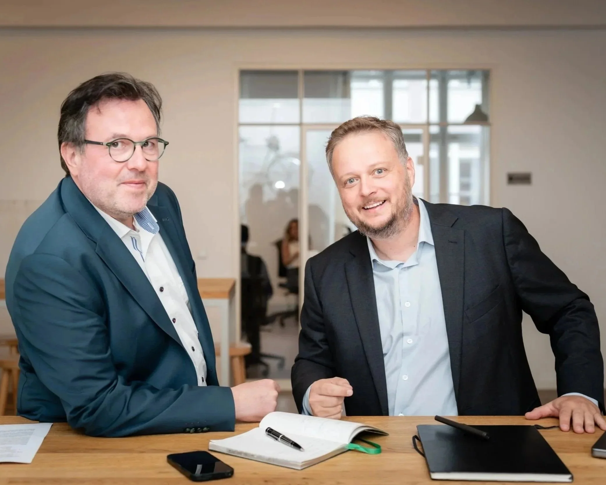 Michael Ortmanns (links) und Daniel Schneider (rechts) im Gespräch, Blick in die Kamera.
