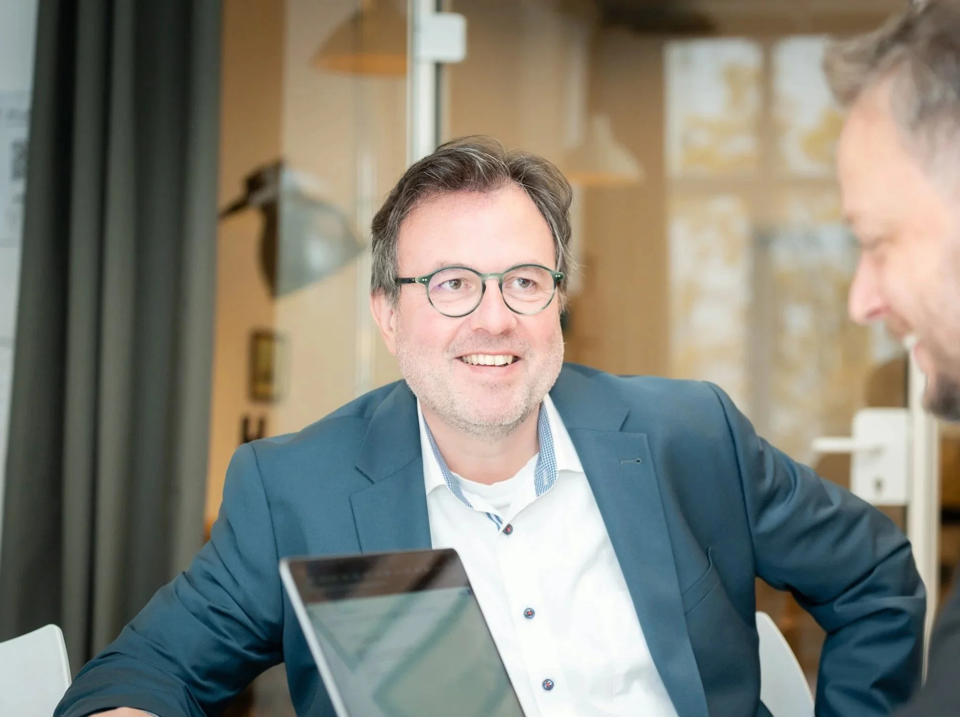 Michael Ortmanns, im Gespräch, Blick in die Kamera.