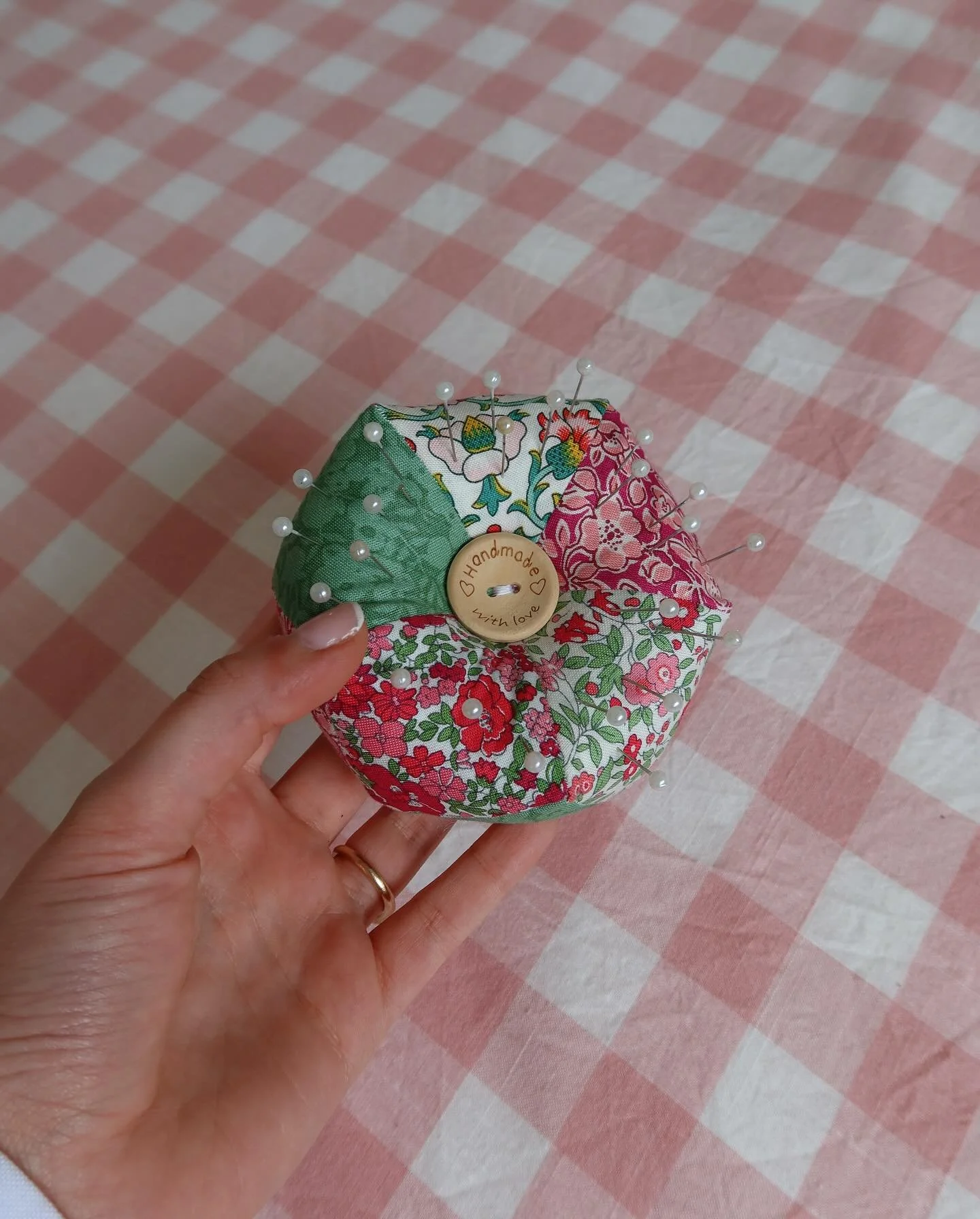 For a while now I have been wanting to try English Paper Piercing but was quite intimidated by the craft - turns out I had nothing to worry about. It was surprisingly easy to make this pin cushion and I just love a project that involves hand sewing ?
