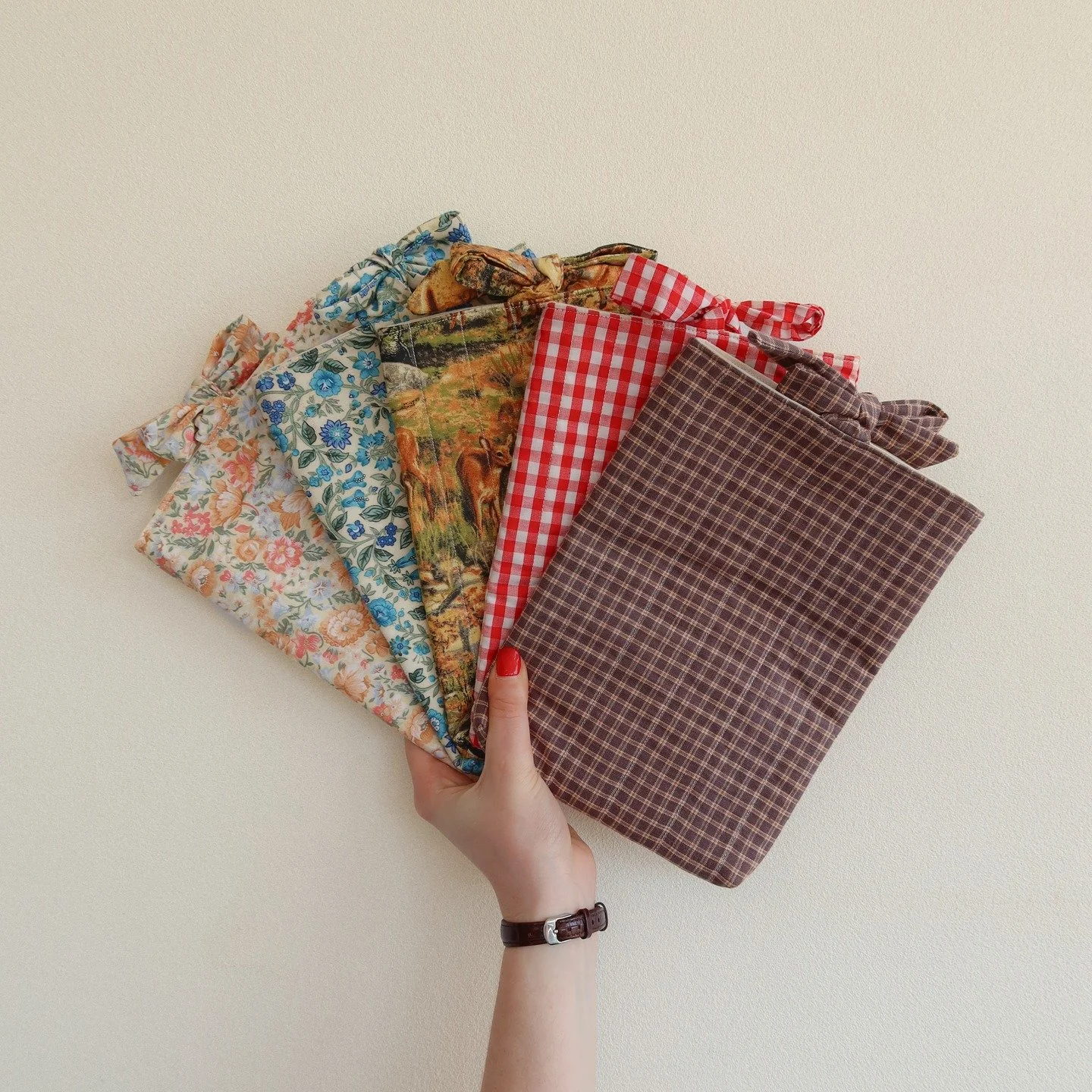 A curated selection of practical and beautiful quilted book and e-reader sleeves are available to order online now, link in bio. #quilted #booksleeve #handmade #bookgift #booksbooksbooks #crafty #handsewn
