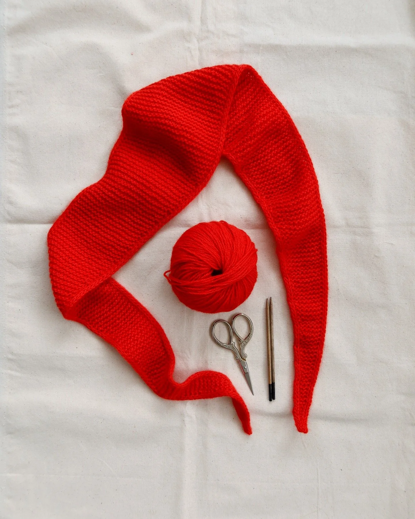 Any guesses what my favourite colour to wear is?

YARN: @cardiffcashmere Cardiff Cashmere Classic 517 Hermes 
PATTERN: Sophie Scarf by @petiteknit 

#knitting #sophiescarf #petiteknit #cardiffcashmere #wool #knit #scarf #sophiescarfpetiteknit