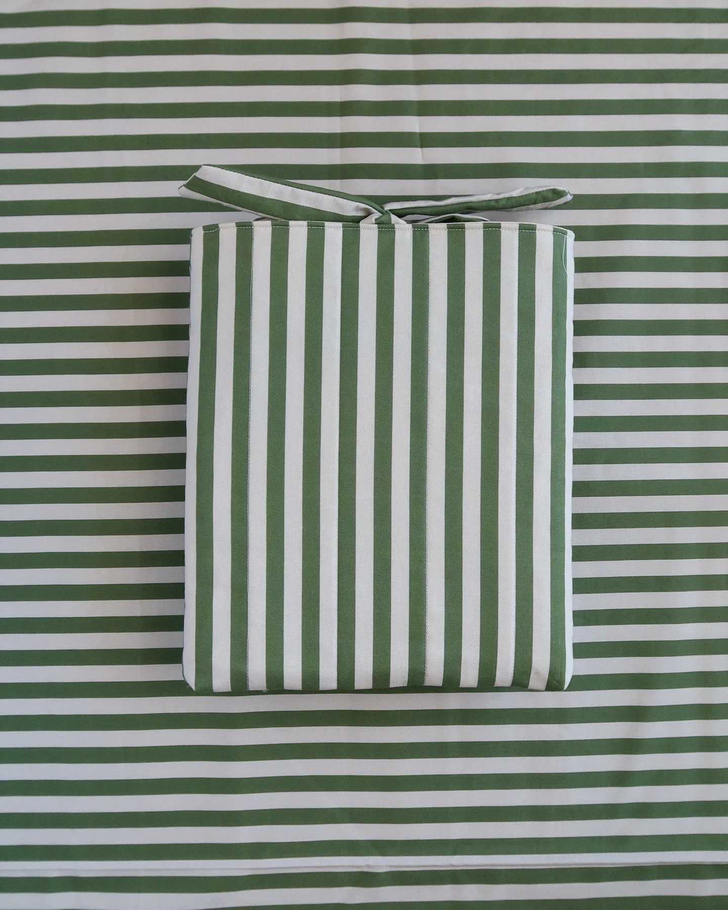 First craft project of the year!

I adapted my quilted book sleeve pattern to make a cover for my 2026 diary, this year I went with the Year Task Planner in Oxford Blue by @appointedco 

#2026planner #2026diary #quiltedbooksleeve #booksleeve #appoint