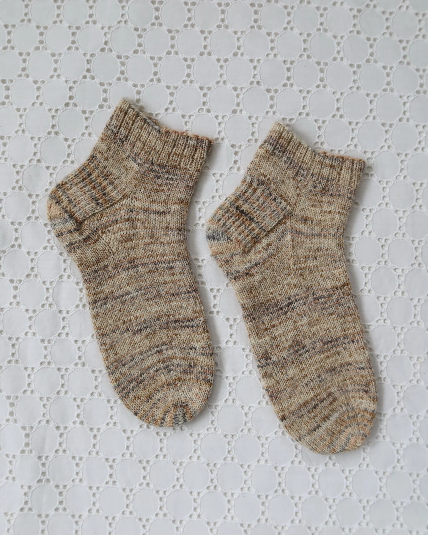 My first pair of socks 🧦

PATTERN: I&rsquo;m So Basic Socks by @summer.lee.knits 
YARN: Ros&aacute;rios 4 Meia 

#knitsocks #socks #knittedsocks #imsobasicsocks #knit