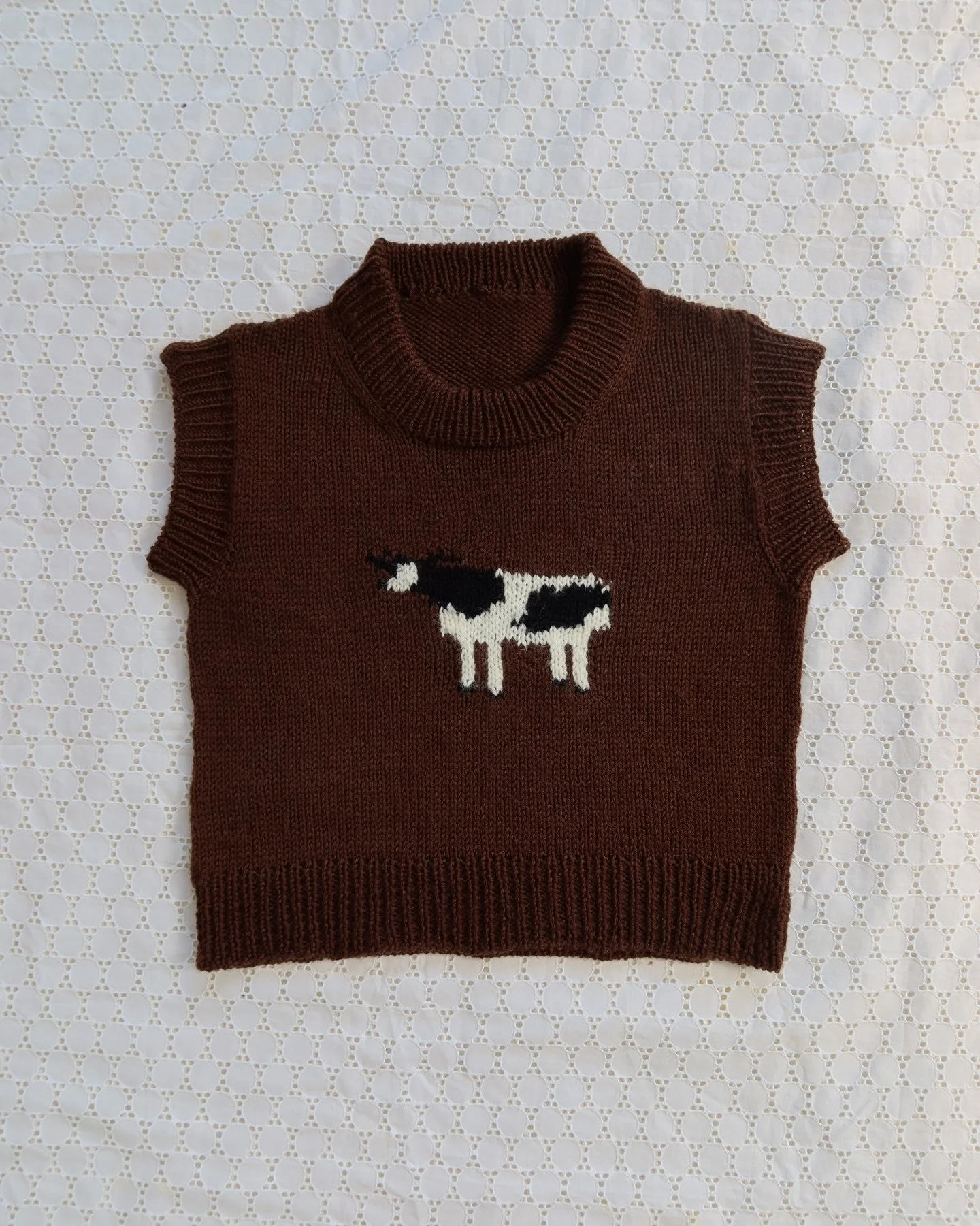 The cutest vest you ever did see 

So fun to knit and I learnt two new skills: intarsia &amp; German short rows 

PATTERN: The Betsy Vest @mirandasknits 
YARN: Estate 10ply @morrisandsons 

#betsyvest #knitvest #knitting #vest #handmade