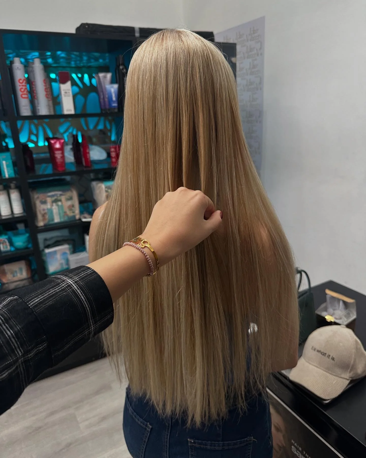Fresh color transformation! We toned down the yellow and achieved a beautiful, vibrant result 👌🏼

#HairTransformation #ColorCorrection #FreshLook #HairGoals #BlondePerfection #NoMoreYellow #TonedHair #HairStylist #SalonMagic #VibrantHair #blondegoa
