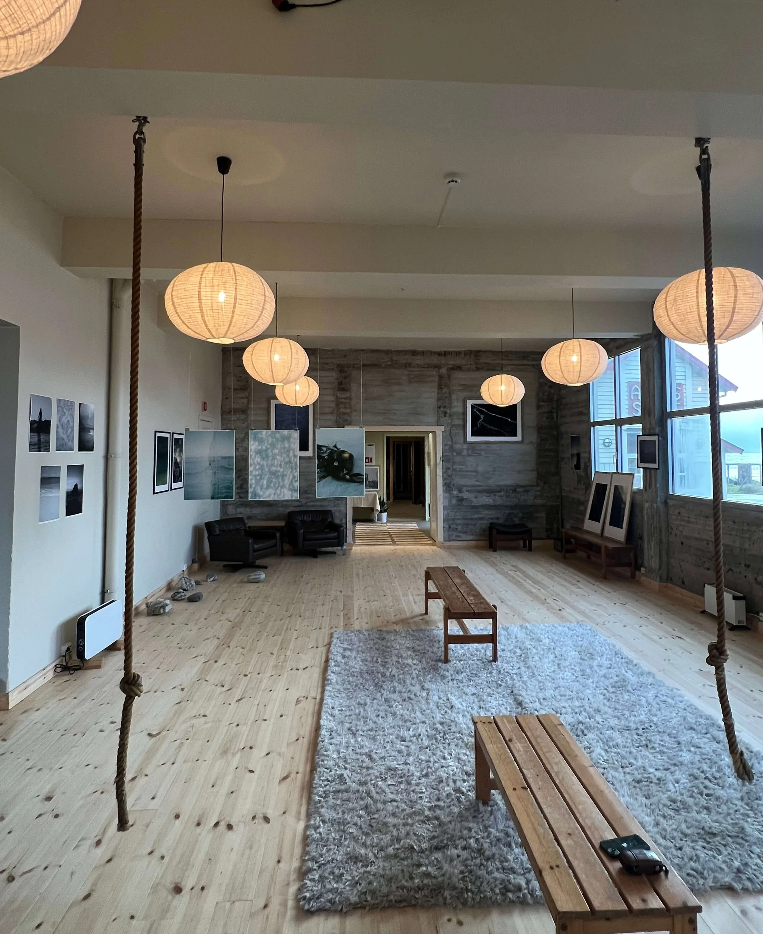 Kunstutstilling i gymsalen