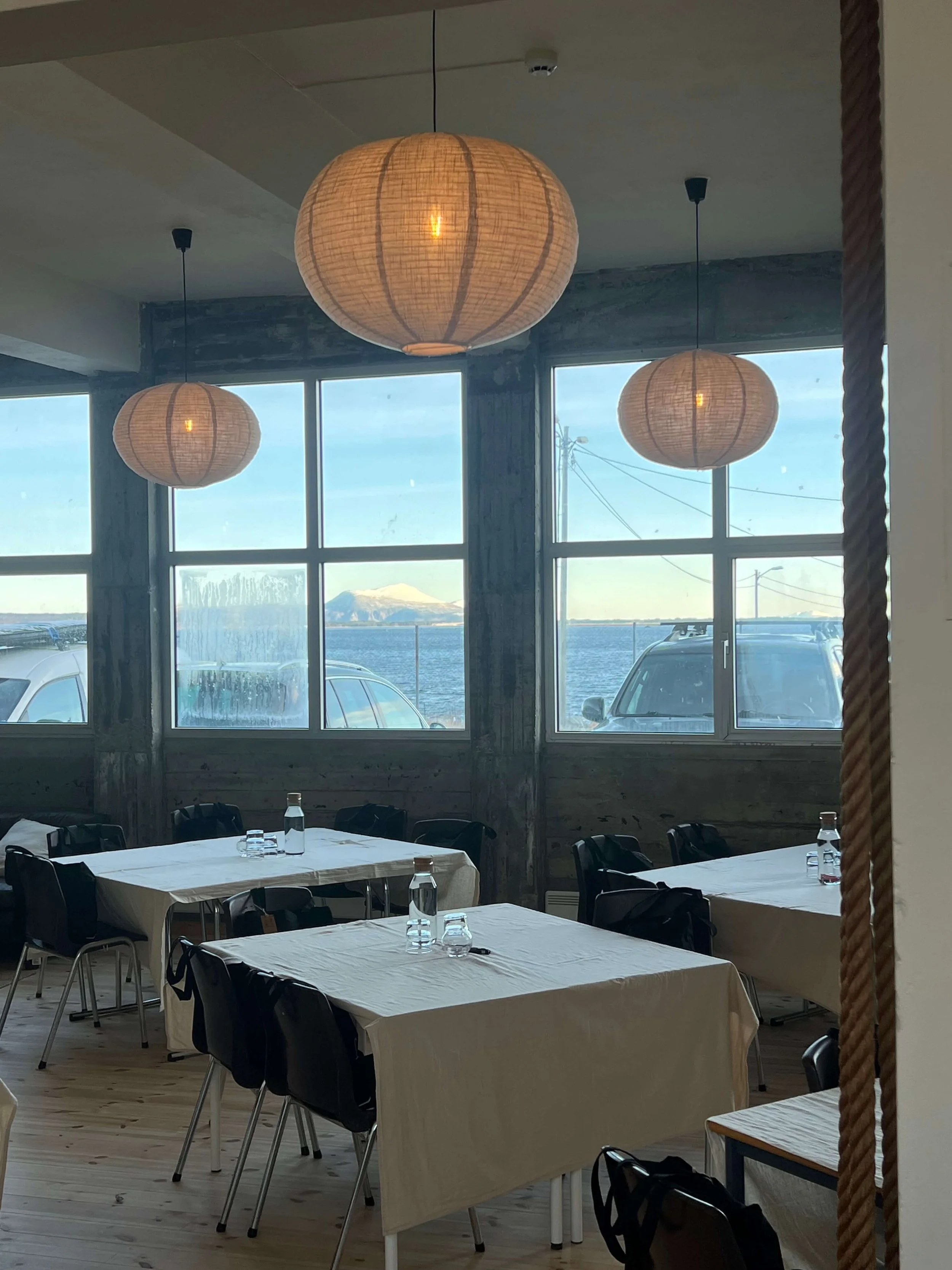 Workshop med flere mindre bord