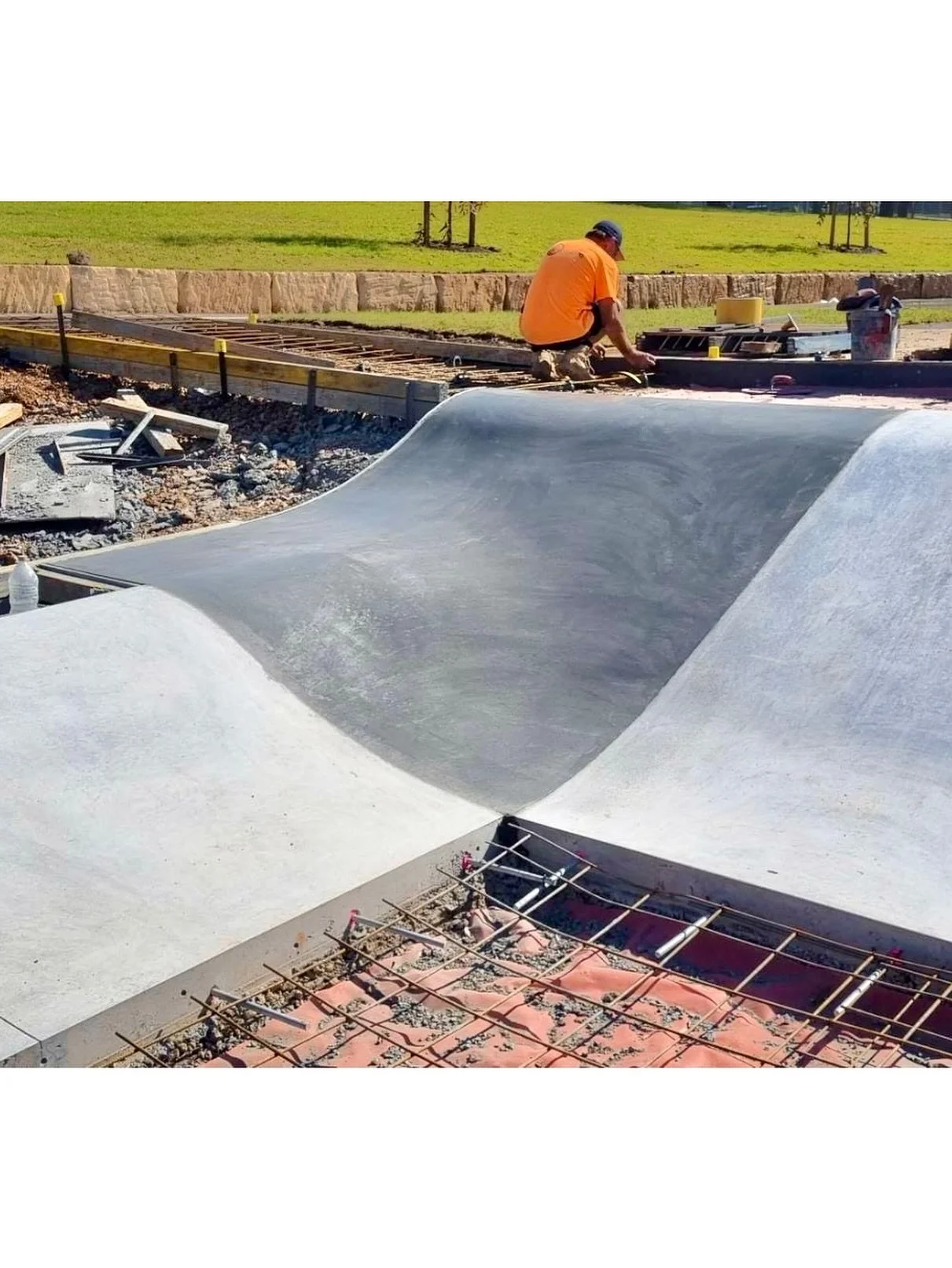 Completing the blend zone trilogy at Claymore Skatepark! Clean lines and finish by @revolutionasc 🙌

✅ Design 

✅ Set Up

✅ Build

This is how the process works!