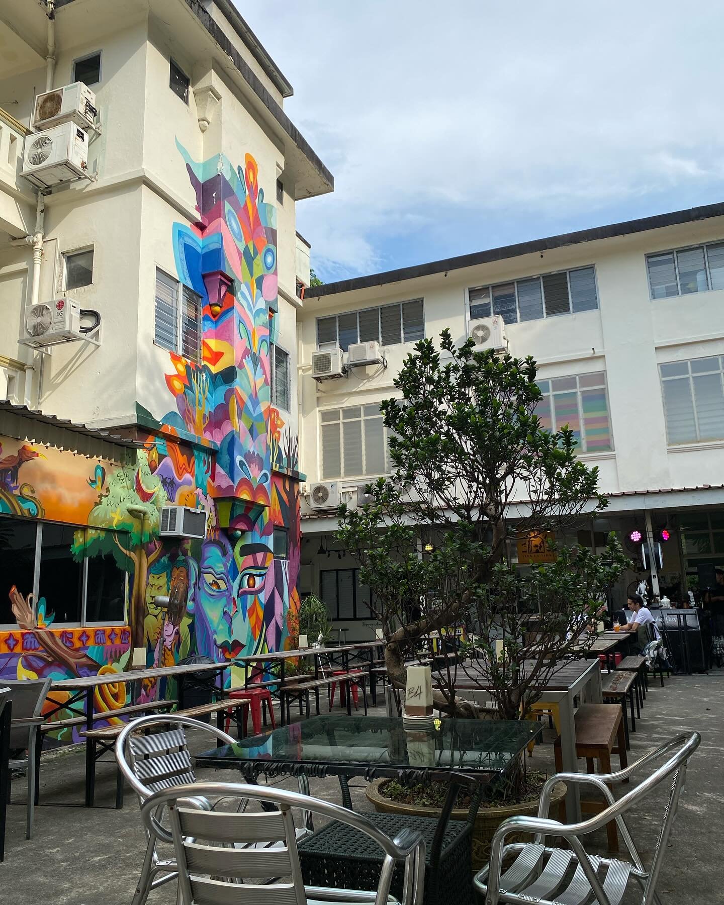 195 Pearl&rsquo;s Hill Terrace

J&rsquo;adore l&rsquo;&eacute;nergie de ce lieu, enclave artistique nich&eacute;e sur une colline de Chinatown dans un ancien b&acirc;timent des forces de police. Dans le d&eacute;dale des corridors se succ&egrave;dent