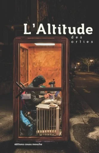Couverture du roman collectif 'L'altitude des orties', publié aux éditions CousuMouche, écrit par huit auteurs dans une cabine téléphonique. Photo de la cabine la nuit avec une personne à l'intérieur utilisant un ordinateur.