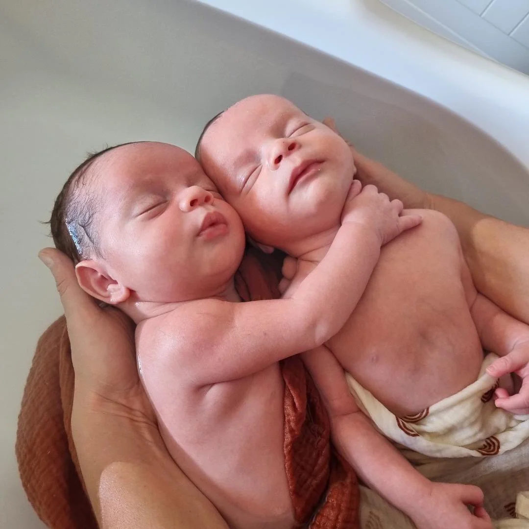 Bain thérapeutique pour les jumeaux à Caen : retrouver les sensations de la vie in utero - Douce Parenthèse