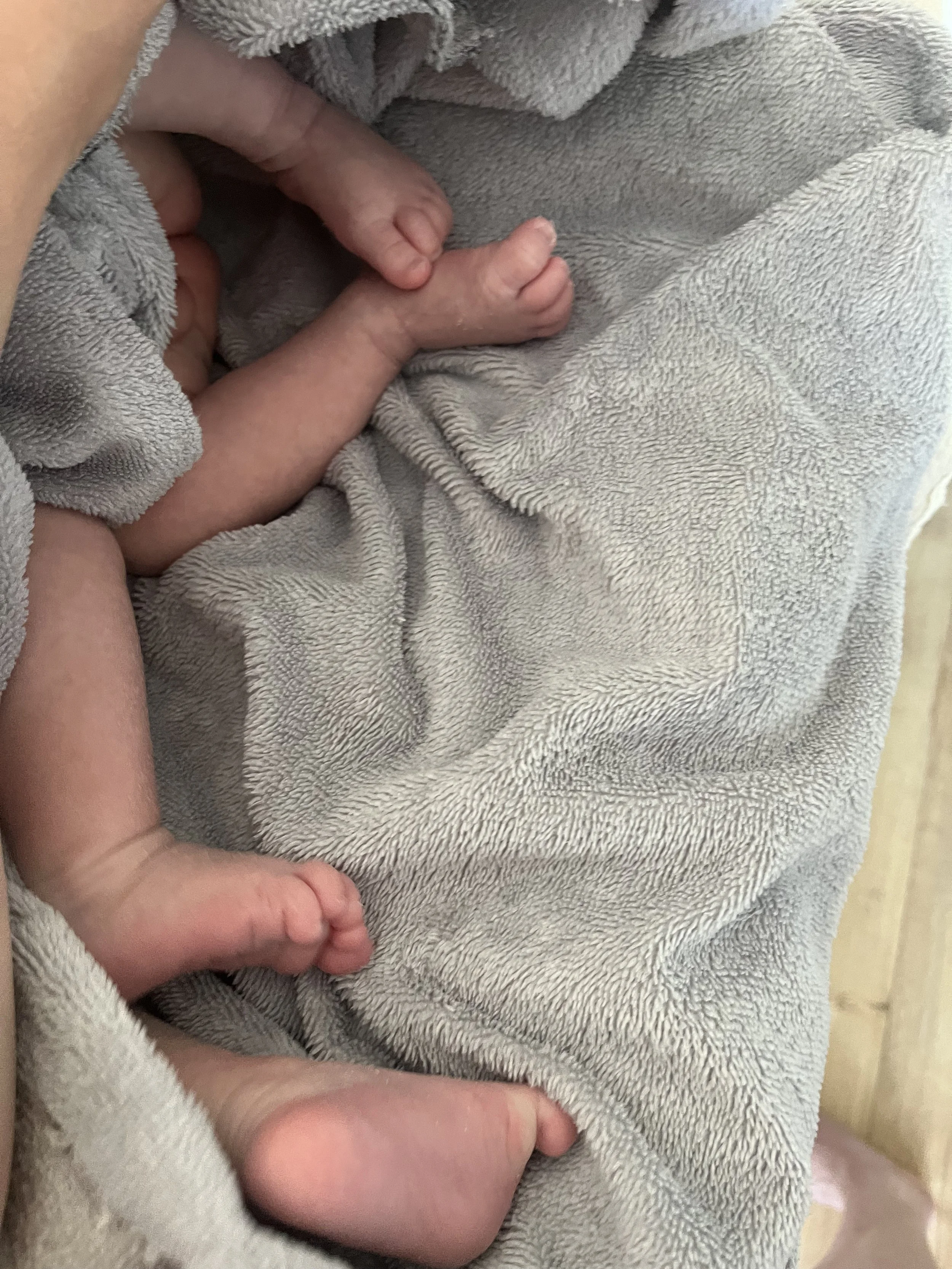 Nouveau-nés jumeaux dans un bain thérapeutique en Normandie