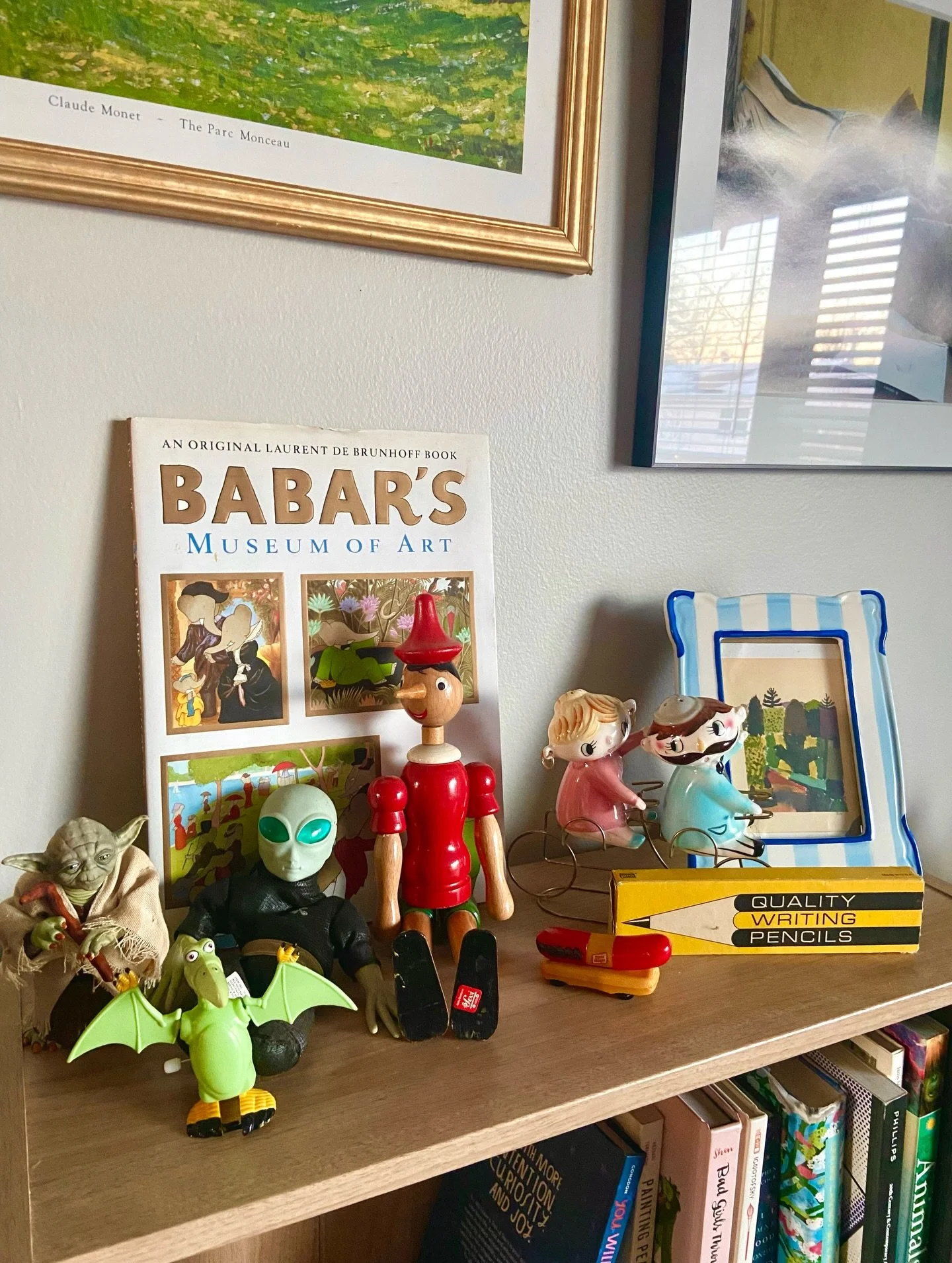 What happens when two collectors marry each other? Very fun bookshelves. 🌼🙂&zwj;&harr;️
.
.
.
.
#modernvintagehome #eclectichomedecor #whimsicalhome #collectorhome