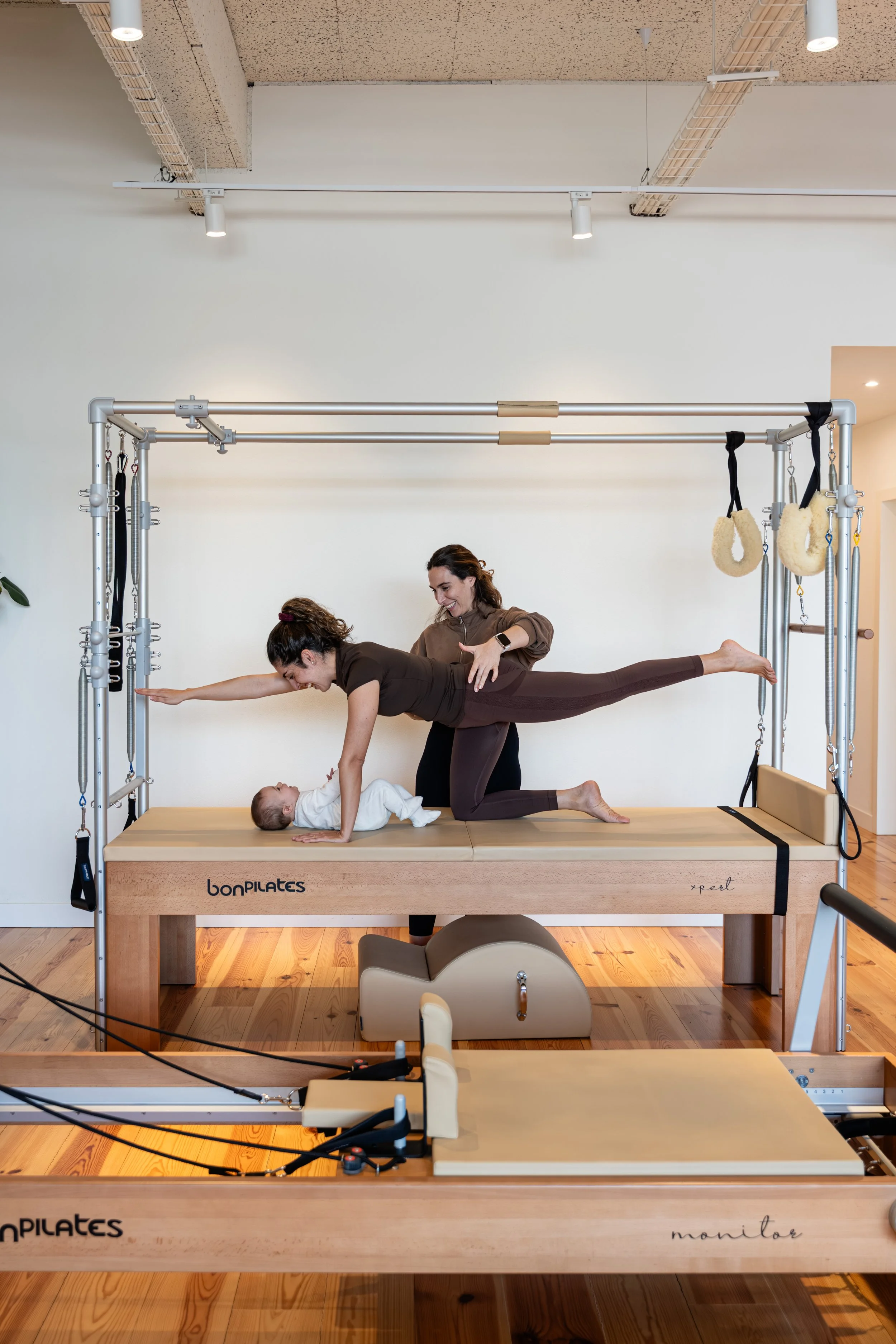 Sessão de Pilates pós-parto no Cadillac com bebé no Plenum Studio