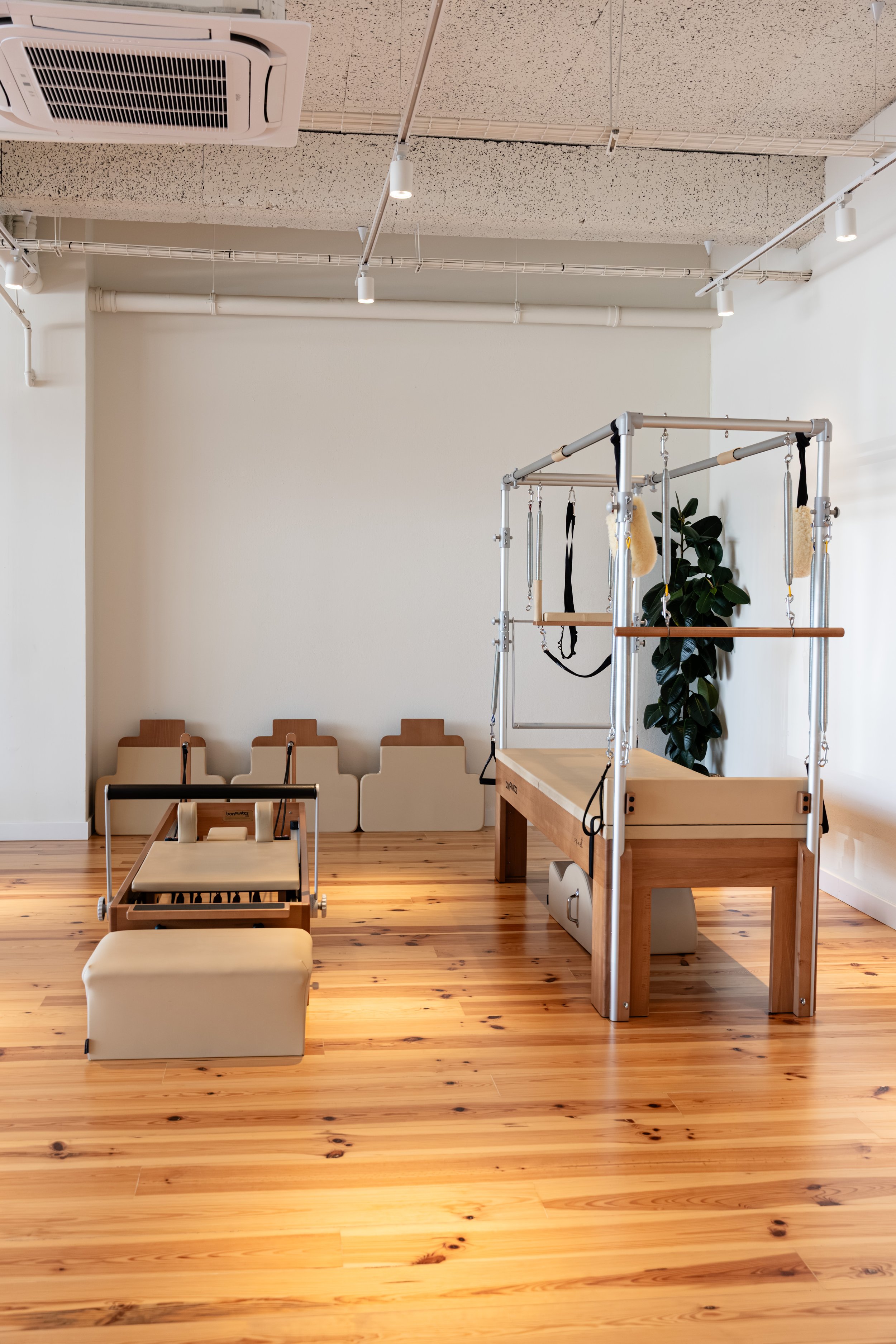 Cliente a realizar uma aula de Pilates no Plenum Studio, em Braço de Prata, Marvila, Lisboa, utilizando o Cadillac para melhorar a mobilidade, a força e o controlo do movimento. #PlenumClub
