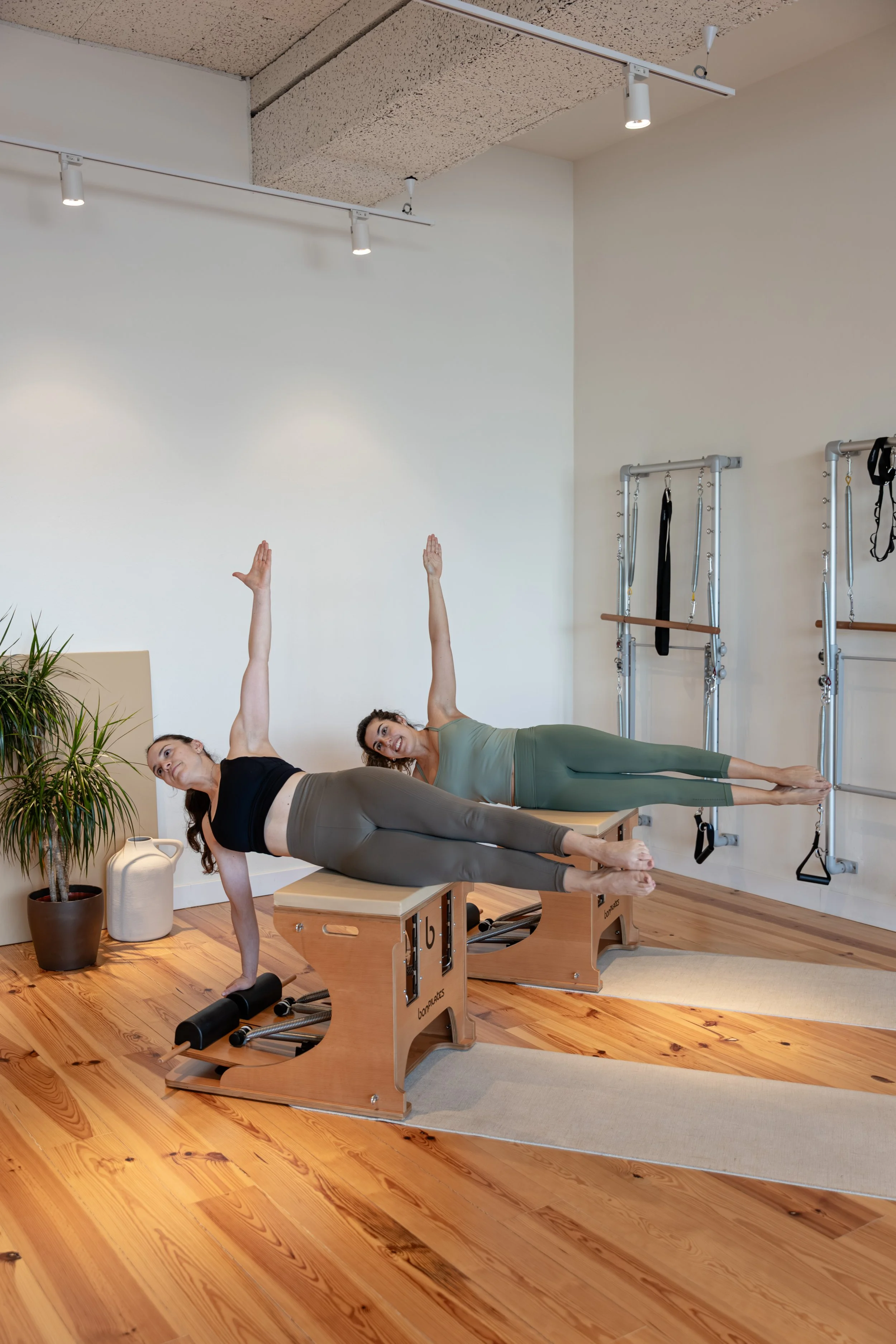 Duo a realizar Pilates na Chair em Lisboa, Plenum Studio
