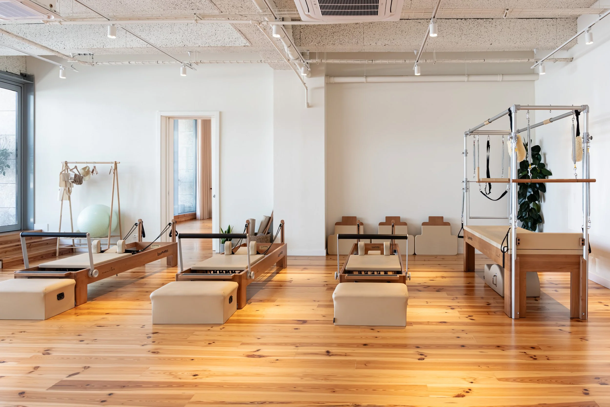 Estúdio de Pilates Plenum Studio, em Marvila, Lisboa, equipado com Reformers, Cadillac, oferecendo aulas personalizadas e em pequenos grupos num ambiente acolhedor e profissional.