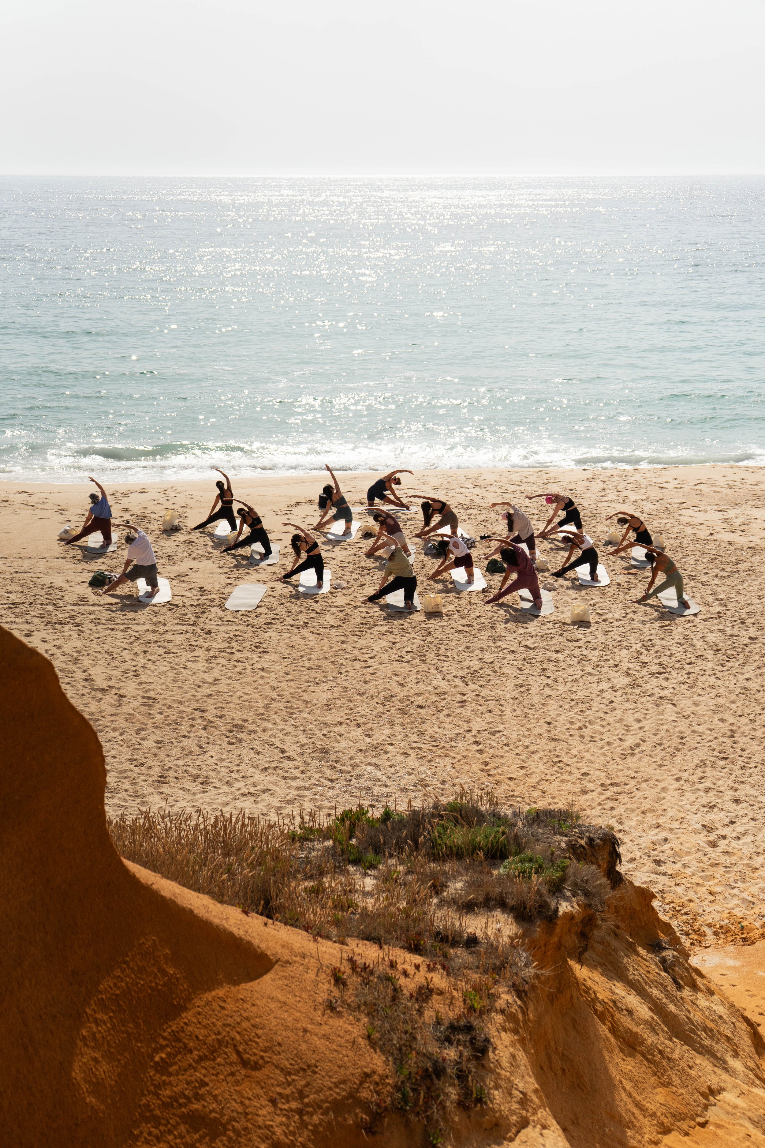 Grupo a praticar Yoga na Comporta com o Plenum Studio Lisboa