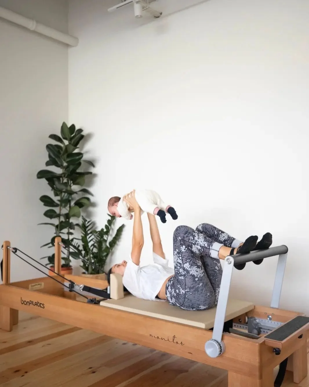 Sessão individual de Pilates pós-parto em Braço de Prata, Lisboa, com exercícios no Reformer.