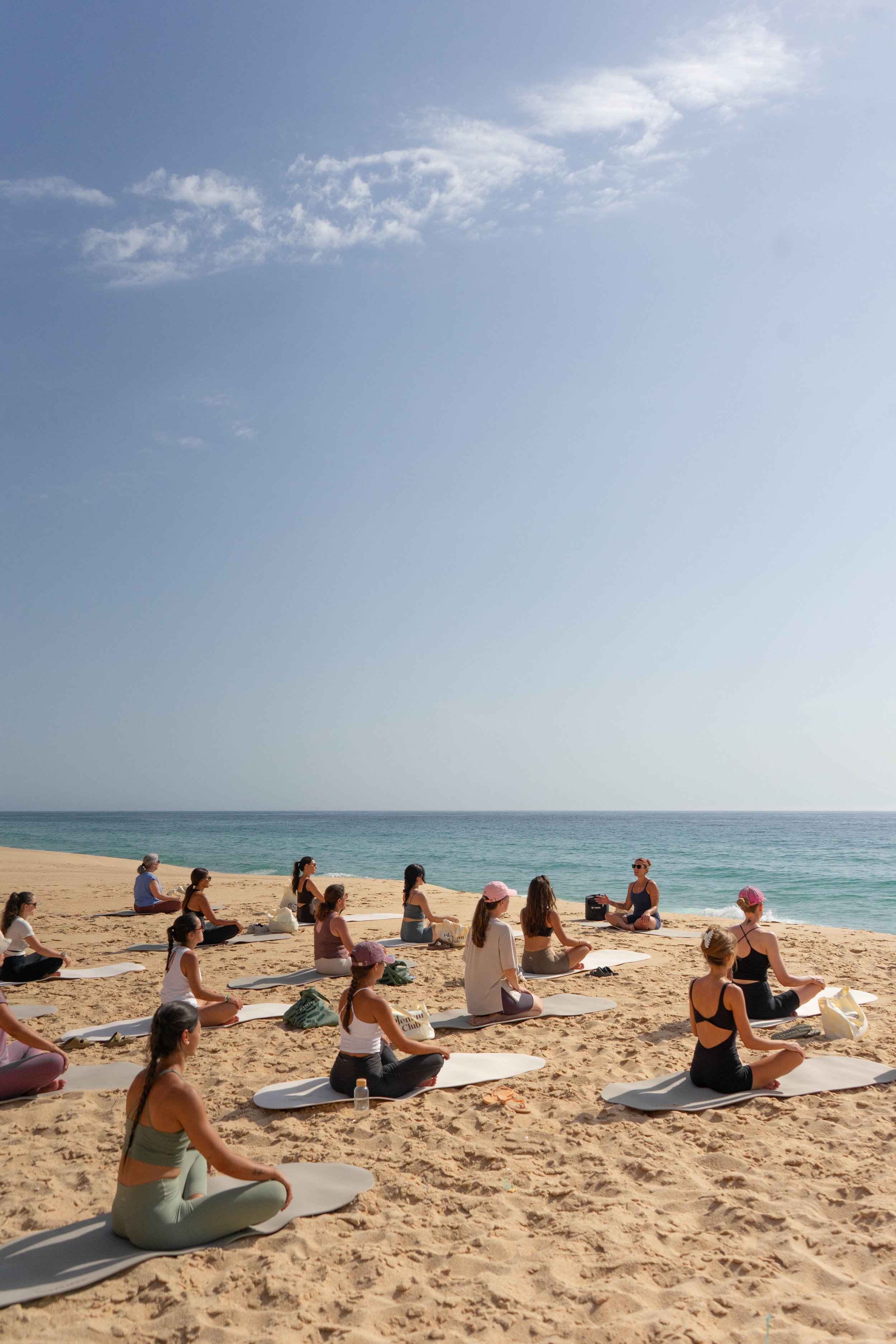 Aula de Yoga ao ar livre organizada pelo Plenum Studio Lisboa na Praia 