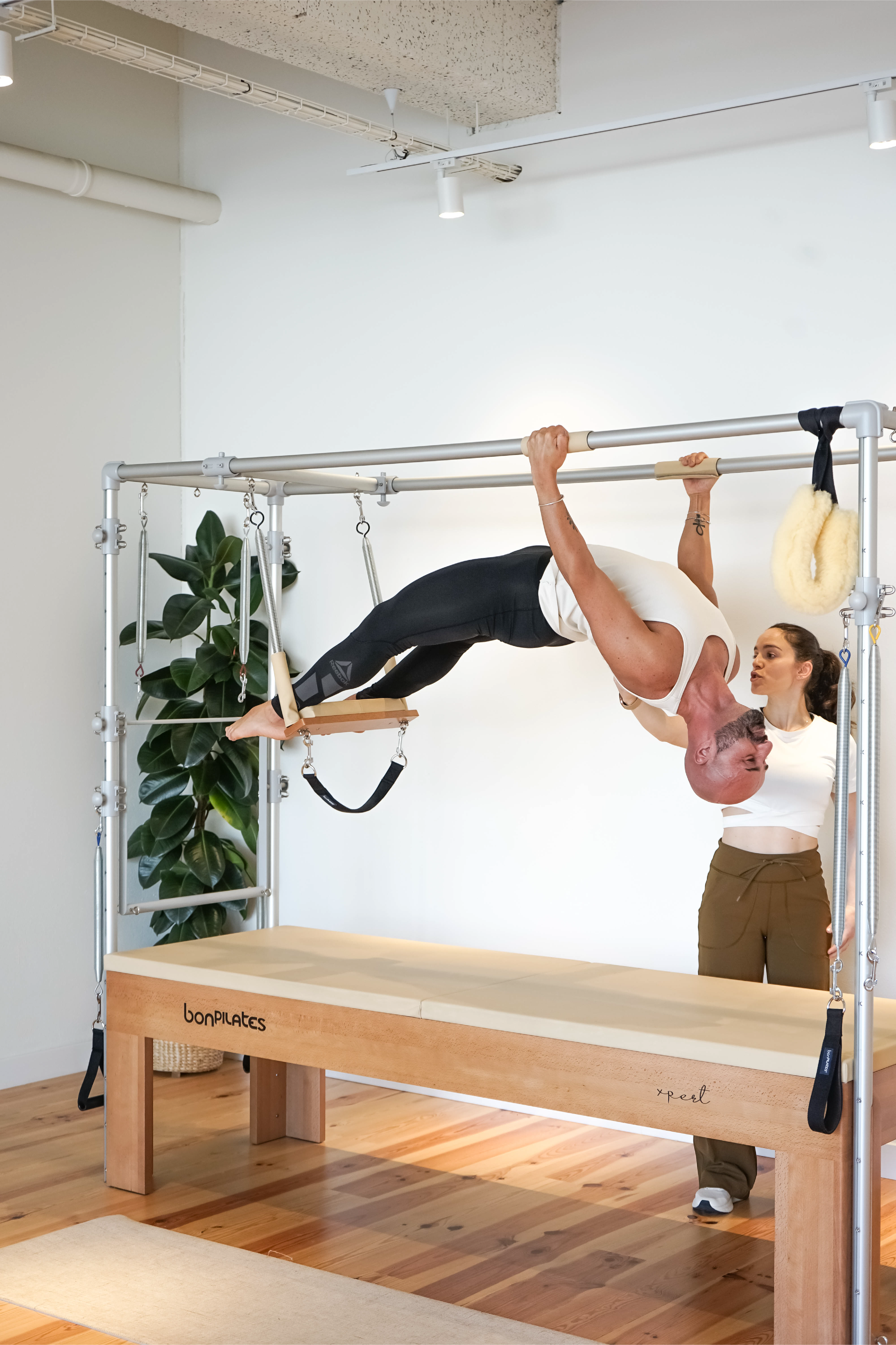 Sessão individual de Pilates em Cadillac no estúdio de Marvila, Lisboa.