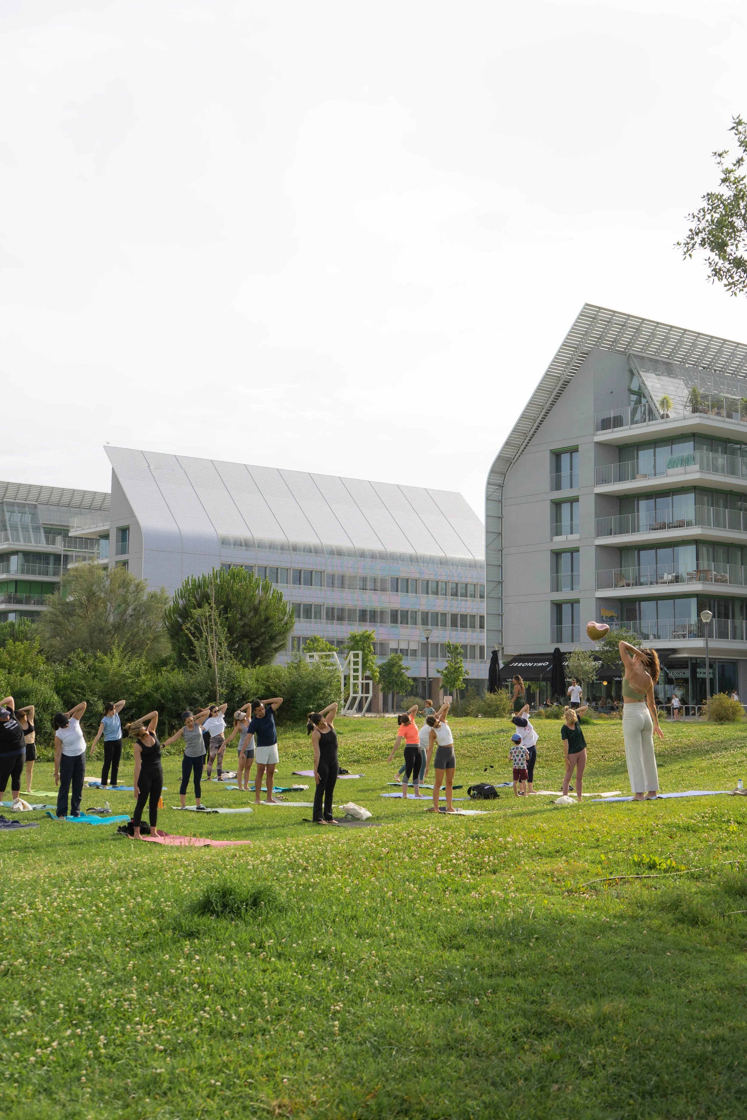 Evento de bem-estar e Pilates ao ar livre do Plenum Studio Lisboa no Riverside Prata