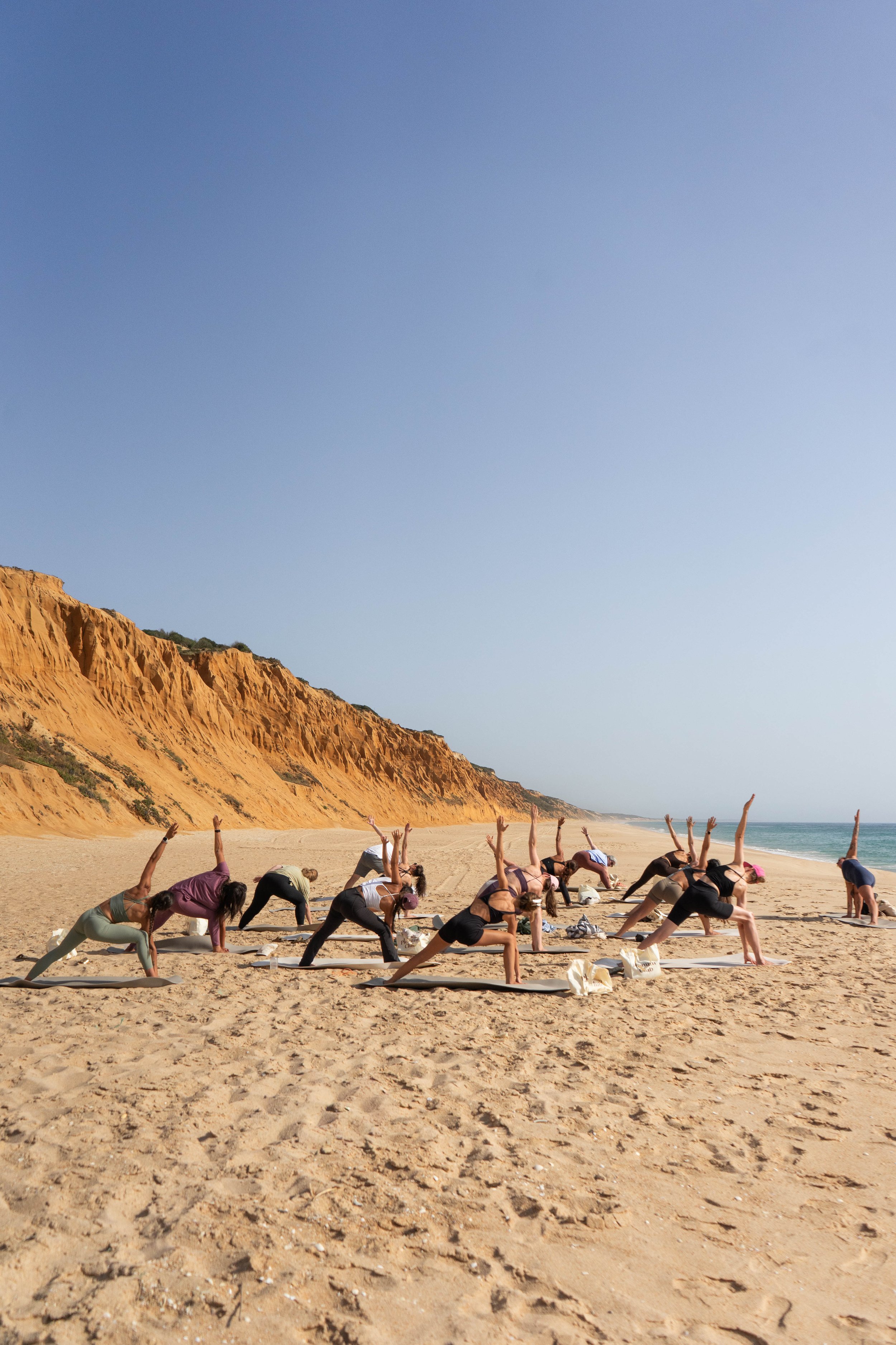 Prática de Yoga junto ao mar na Praia da Comporta com o Plenum Studio Lisboa