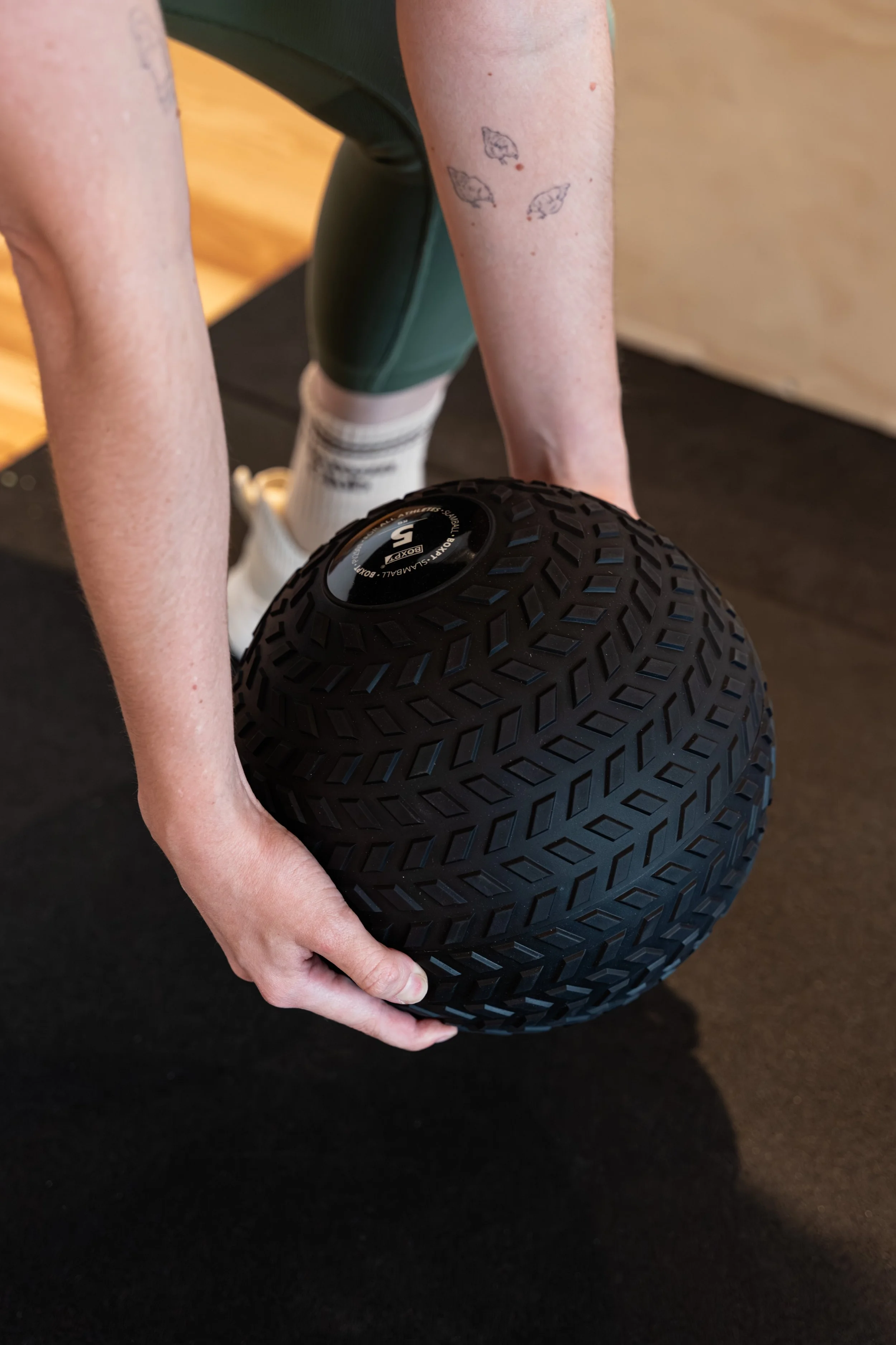 Treino funcional com bola de 5kg no Plenum Studio