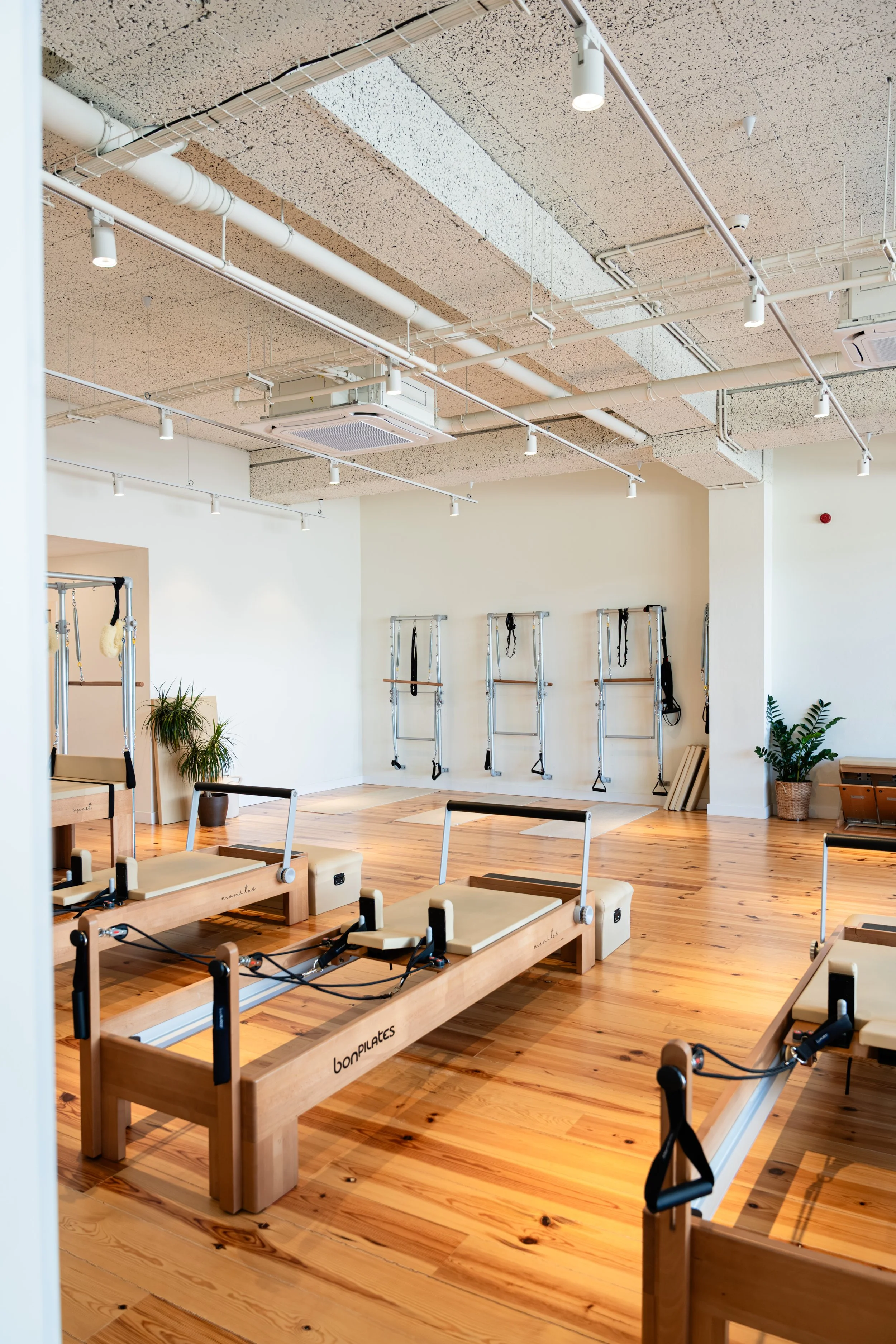 Pilates no Plenum Studio com Cadillac e Wall Units, promovendo alinhamento, estabilidade e flexibilidade no estúdio de Braço de Prata, Marvila, Lisboa.