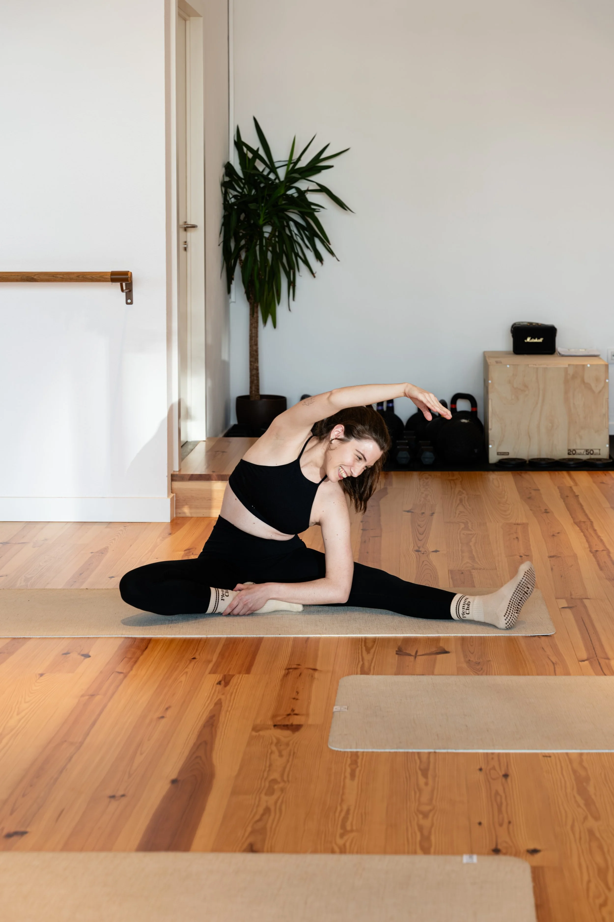 Aula de grupo Mat com exercícios de stretching no Plenum Studio